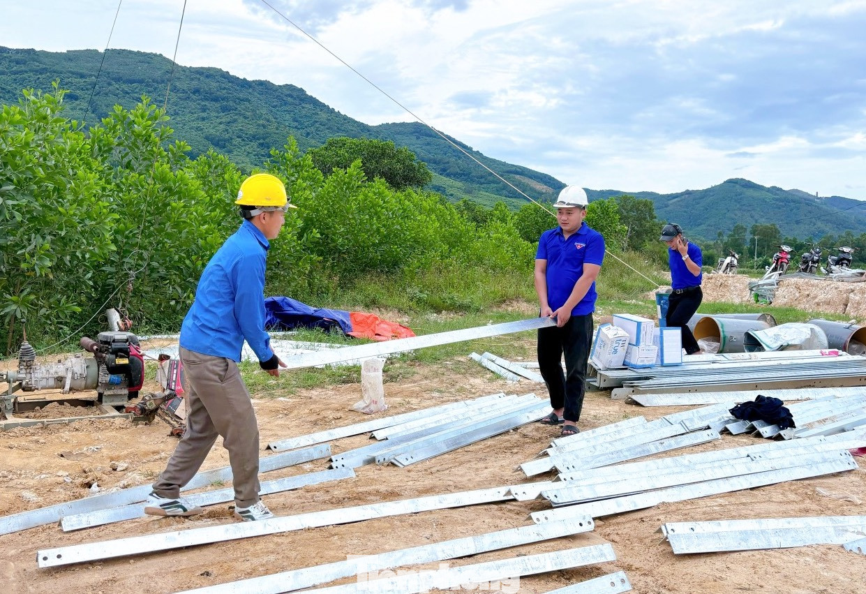 Tại huyện Quỳnh Lưu và thị xã Hoàng Mai (Nghệ An), đoàn viên thanh niên cũng đã thành lập hơn 30 đội hình với sự tham gia của 450 đoàn viên, thanh niên hỗ trợ các lực lượng thi công dự án đường dây 500kV.