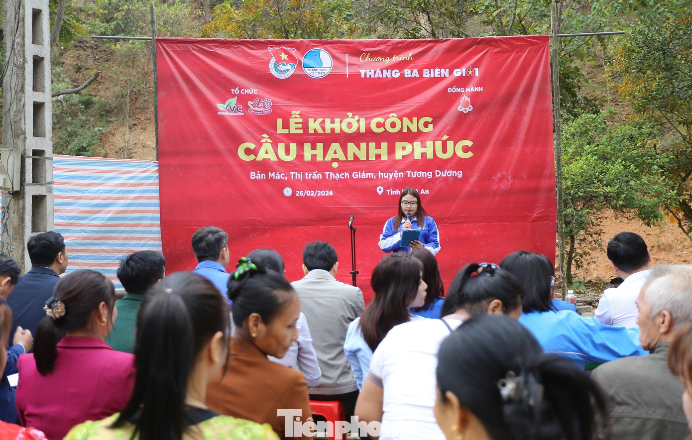 Trong khuôn khổ chương trình, đoàn công tác đã triển khai lễ khởi công xây dựng cây "Cầu Hạnh phúc" cho người dân bản Mác (thị trấn Thạch Giám, huyện Tương Dương, Nghệ An) trị giá 450 triệu đồng. Trong khuôn khổ chương trình, đoàn công tác đã triển khai lễ khởi công xây dựng cây "Cầu Hạnh phúc" cho người dân bản Mác (thị trấn Thạch Giám, huyện Tương Dương, Nghệ An) trị giá 450 triệu đồng.