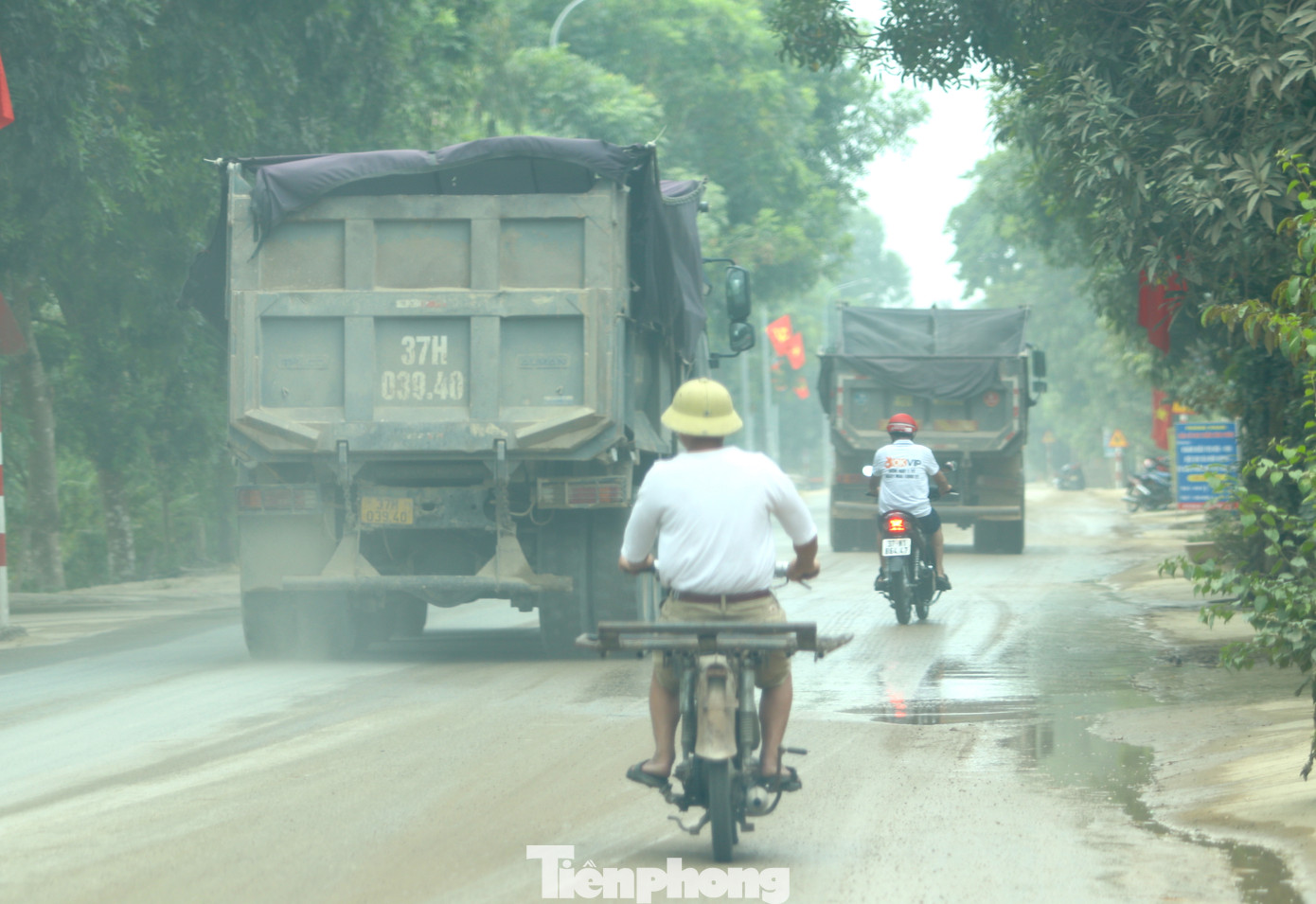Tuyến đường luôn trong tình trạng bụi mịt mù như sương mờ. "Mỗi lần có xe chạy qua, bụi lại cuốn mù mịt. Không chỉ xe phục vụ thi công công trình cao tốc Bắc Nam mà xe khắp nơi đổ về. Xe chạy ầm ầm cả ngày lẫn đêm, bụi bặm, nguy hiểm lắm. Đêm thì xe chạy ầm ầm không ngủ được”, ông Trần Văn Thuật (SN 1962, trú tại xã Hưng Thông, huyện Hưng Nguyên, tỉnh Nghệ An) bức xúc chia sẻ. Trong ảnh chiếc xe ben có dấu hiệu cơi nới thành thùng để chở vật liệu.