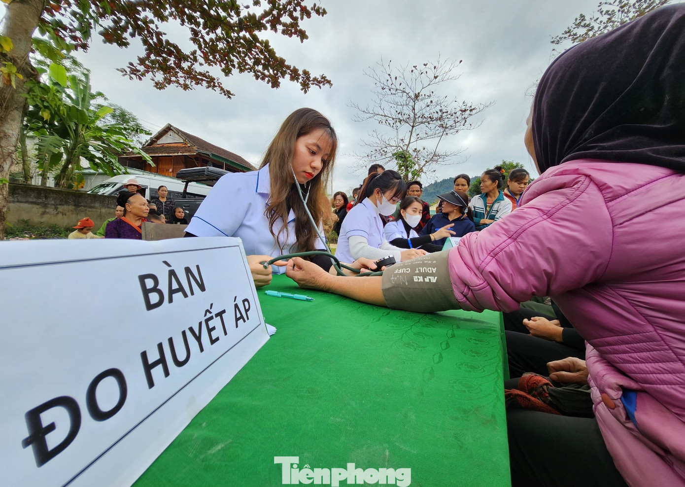 Người dân được các bác sĩ thăm khám tổng quát, đo huyết áp, khám hệ hô hấp, mắt, điện tim...