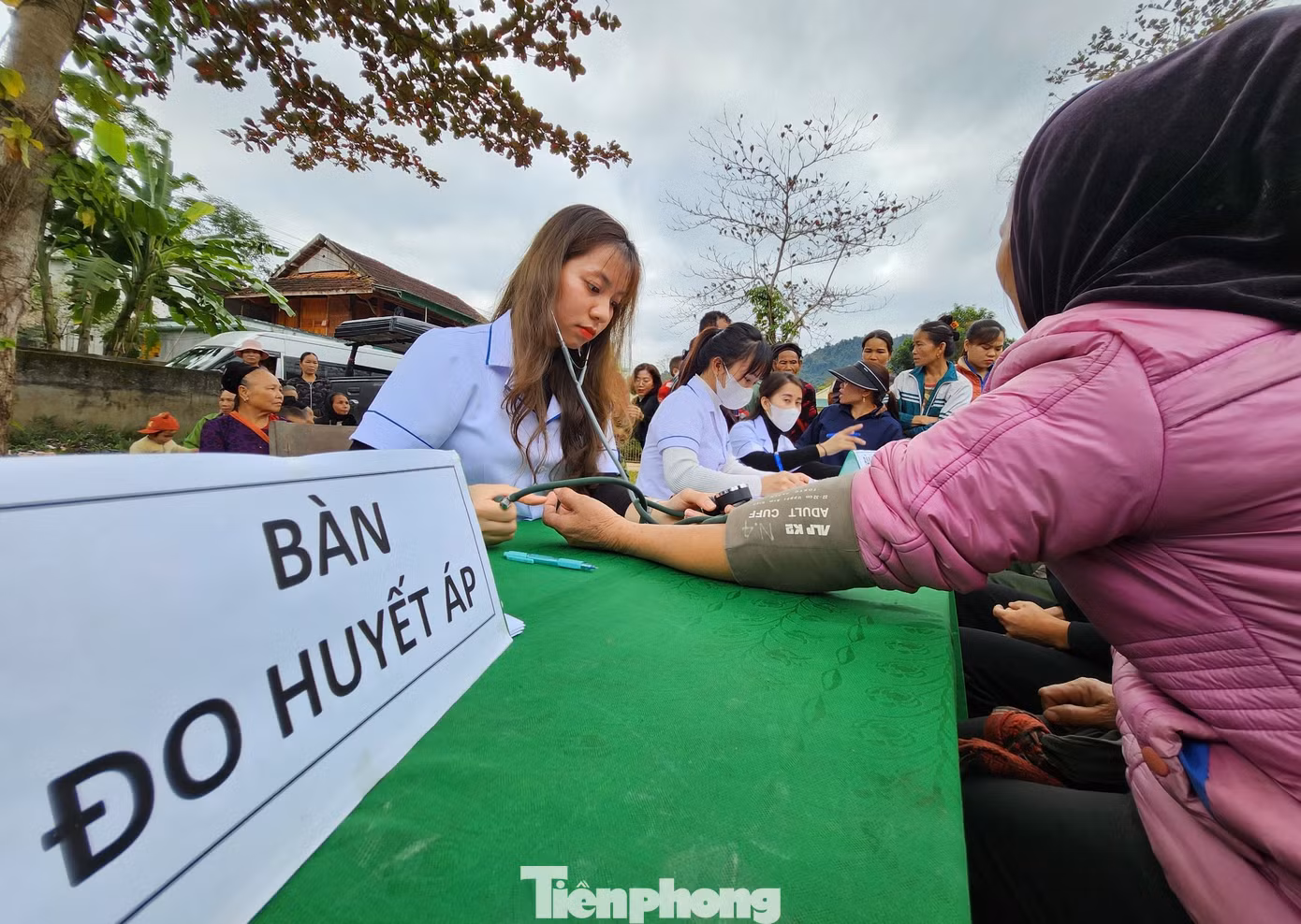 Người dân được các bác sĩ thăm khám tổng quát, đo huyết áp, khám hệ hô hấp, mắt, điện tim...