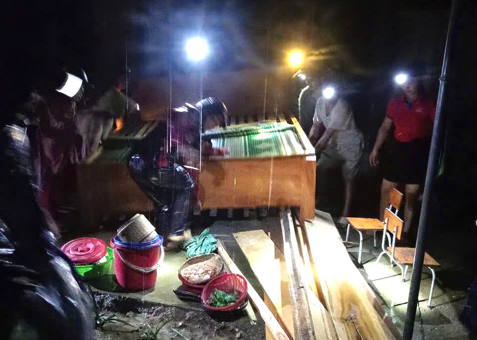 Ngay trong đêm, chính quyền địa phương đã đến sơ tán các hộ dân sống ở vùng xung yếu đến nơi an toàn.