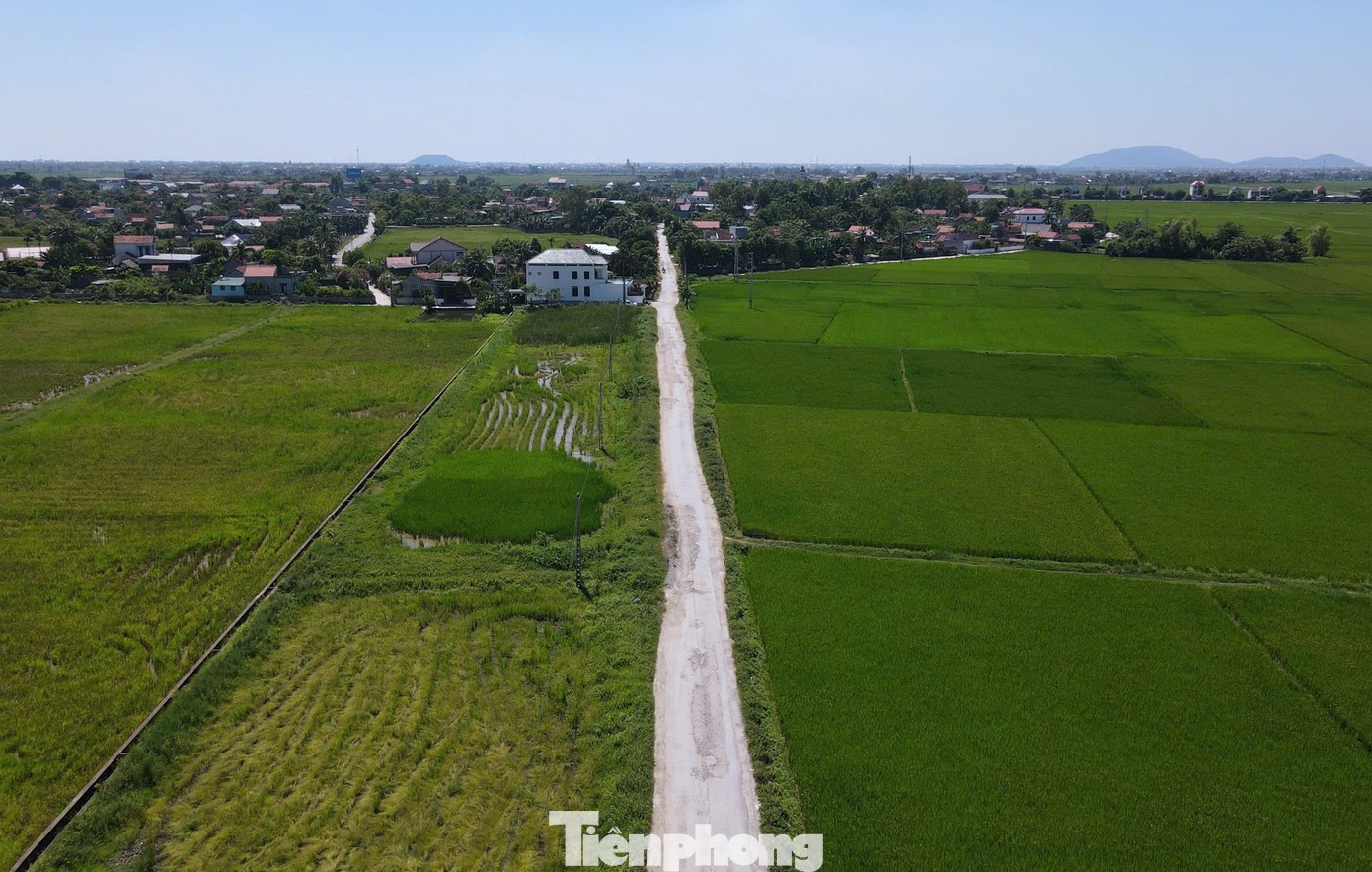 Con đường được thiết kế rộng 6 m với 2 làn xe chạy. Mặt đường được thảm nhựa. Trên tuyến đường có một số công trình phụ trợ, cống.