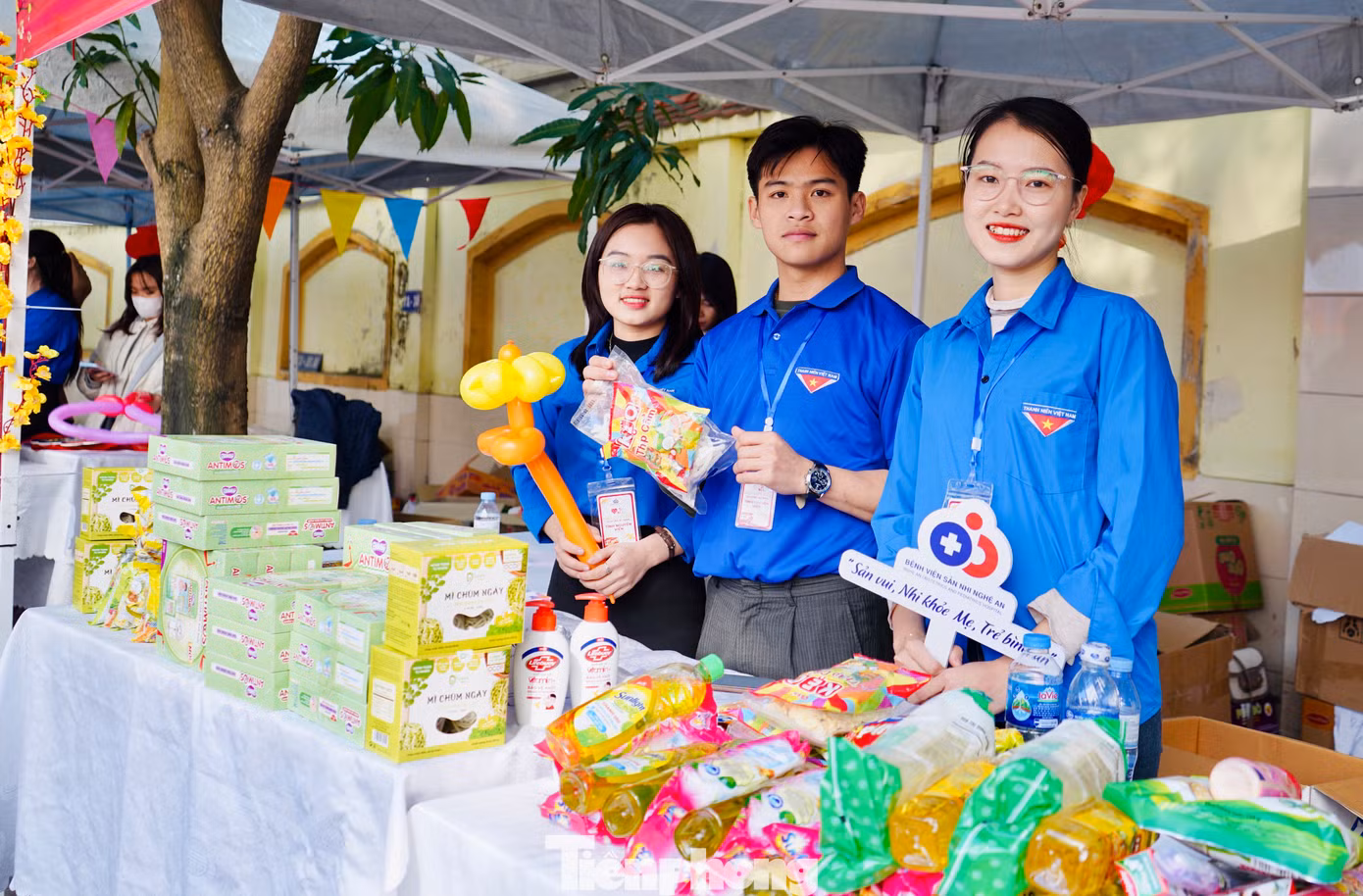 Phiên chợ được tổ chức ngay trong khuôn viên bệnh viện với 14 gian hàng bày bán những hàng hóa thiết yếu cho người bệnh như: bánh chưng, bánh kẹo, quần áo, bỉm sữa, cháo, cơm... Phiên chợ được tổ chức ngay trong khuôn viên bệnh viện với 14 gian hàng bày bán những hàng hóa thiết yếu cho người bệnh như: bánh chưng, bánh kẹo, quần áo, bỉm sữa, cháo, cơm...