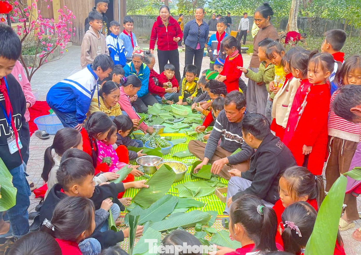 Hai ngày qua, trường Tiểu học Lục Dạ, Tiểu học Lạng Khê (huyện Con Cuông, Nghệ An) đã phối hợp cùng các bậc phụ huynh tổ chức hoạt động trải nghiệm "Gói bánh chưng ngày tết”.