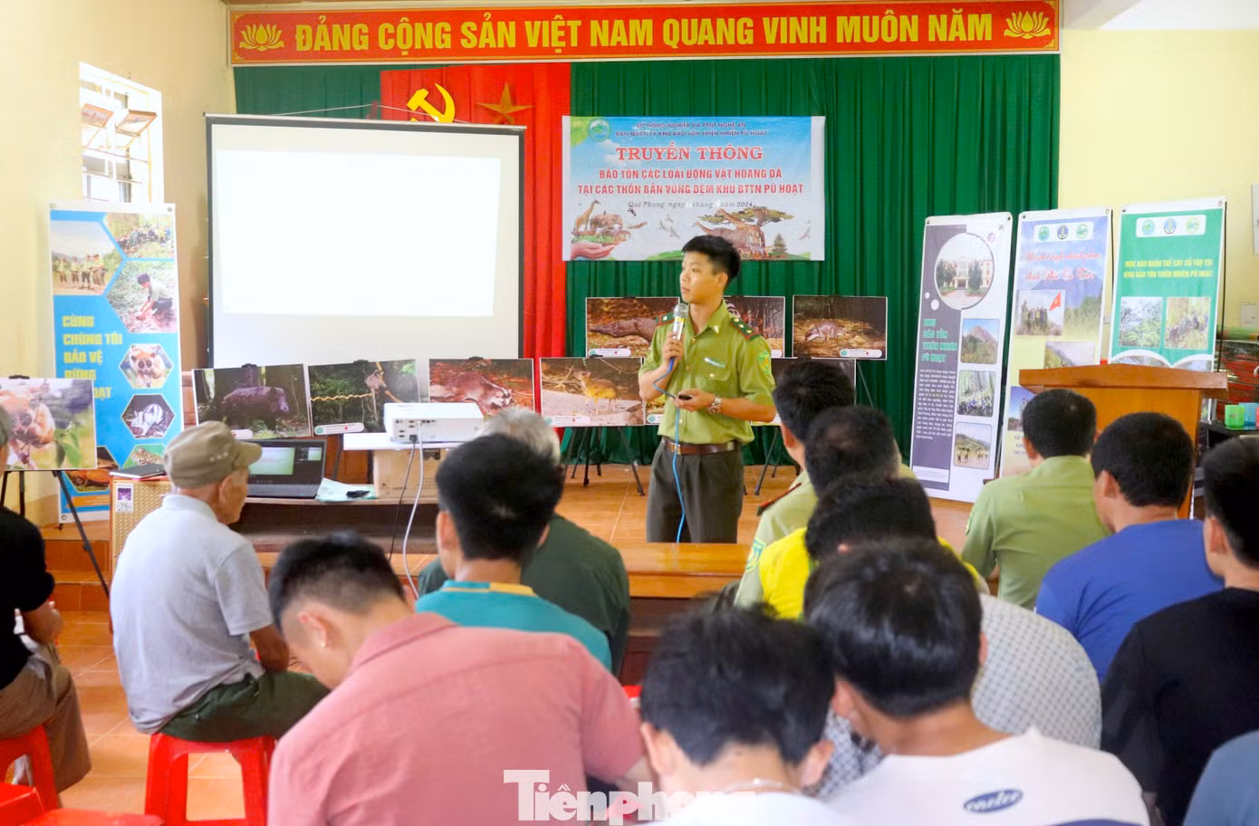 Các cán bộ tăng cường tuyên truyền, phổ biến các quy định của pháp luật về bảo vệ động vật hoang dã, nâng cao nhận thức cho cộng đồng thôn bản.