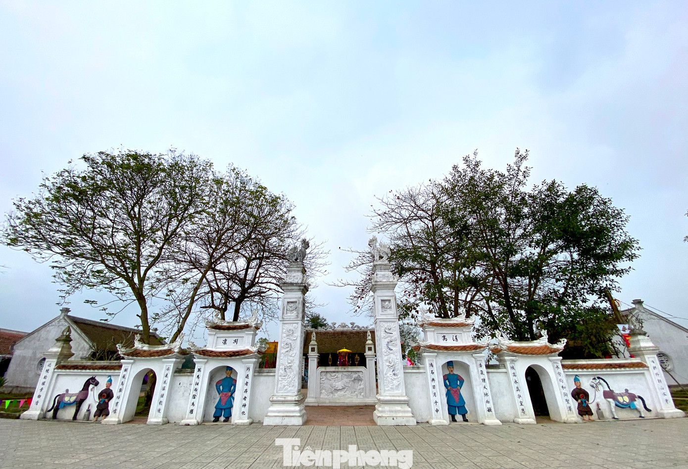 Hiện đền có các công trình chính: Nghi môn, Bái đường, Hạ điện, Trung điện, Thượng điện, Tả vu, Hữu vu. Trong các công trình còn lưu giữ nhiều kiến trúc cổ xưa với các mảng chạm trang trí về hình tượng tứ linh, tứ quý điêu luyện, tinh tế.