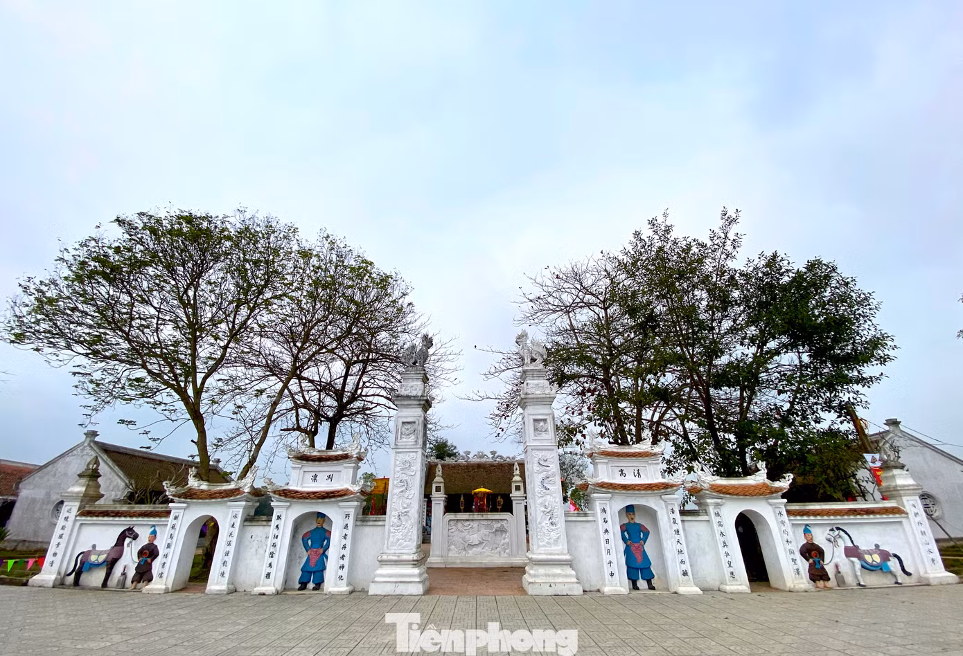 Hiện đền có các công trình chính: Nghi môn, Bái đường, Hạ điện, Trung điện, Thượng điện, Tả vu, Hữu vu. Trong các công trình còn lưu giữ nhiều kiến trúc cổ xưa với các mảng chạm trang trí về hình tượng tứ linh, tứ quý điêu luyện, tinh tế.