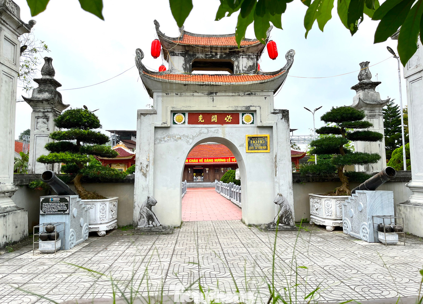 Công trình được công nhận Di tích lịch sử văn hóa quốc gia vào năm 1992 để tưởng niệm cụ Hồ Kha (người có công lập xã) cùng các bậc hậu duệ trong họ có công với đất nước.