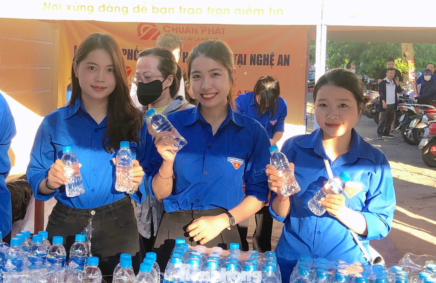 Để hỗ trợ thí sinh kỳ thi tốt nghiệp THPT 2025, Đoàn trường Đại học Nghệ An đã huy động 90 đoàn viên thanh niên thành lập 9 đội hình có mặt tại 9 điểm thi trên địa bàn tỉnh. Tại các điểm thi, đội hình thanh niên tình nguyện của trường Đại học Nghệ An sẽ hướng dẫn thí sinh, phát nước, nhận gửi xe cho thí sinh và người nhà. Ngoài ra, các đoàn viên thanh niên sẽ tư vấn các ngành học của trường Đại học Nghệ An để các phụ huynh nắm bắt và có định hướng cho các em sau khi thi. Để hỗ trợ thí sinh kỳ thi tốt nghiệp THPT 2025, Đoàn trường Đại học Nghệ An đã huy động 90 đoàn viên thanh niên thành lập 9 đội hình có mặt tại 9 điểm thi trên địa bàn tỉnh. Tại các điểm thi, đội hình thanh niên tình nguyện của trường Đại học Nghệ An sẽ hướng dẫn thí sinh, phát nước, nhận gửi xe cho thí sinh và người nhà. Ngoài ra, các đoàn viên thanh niên sẽ tư vấn các ngành học của trường Đại học Nghệ An để các phụ huynh nắm bắt và có định hướng cho các em sau khi thi.