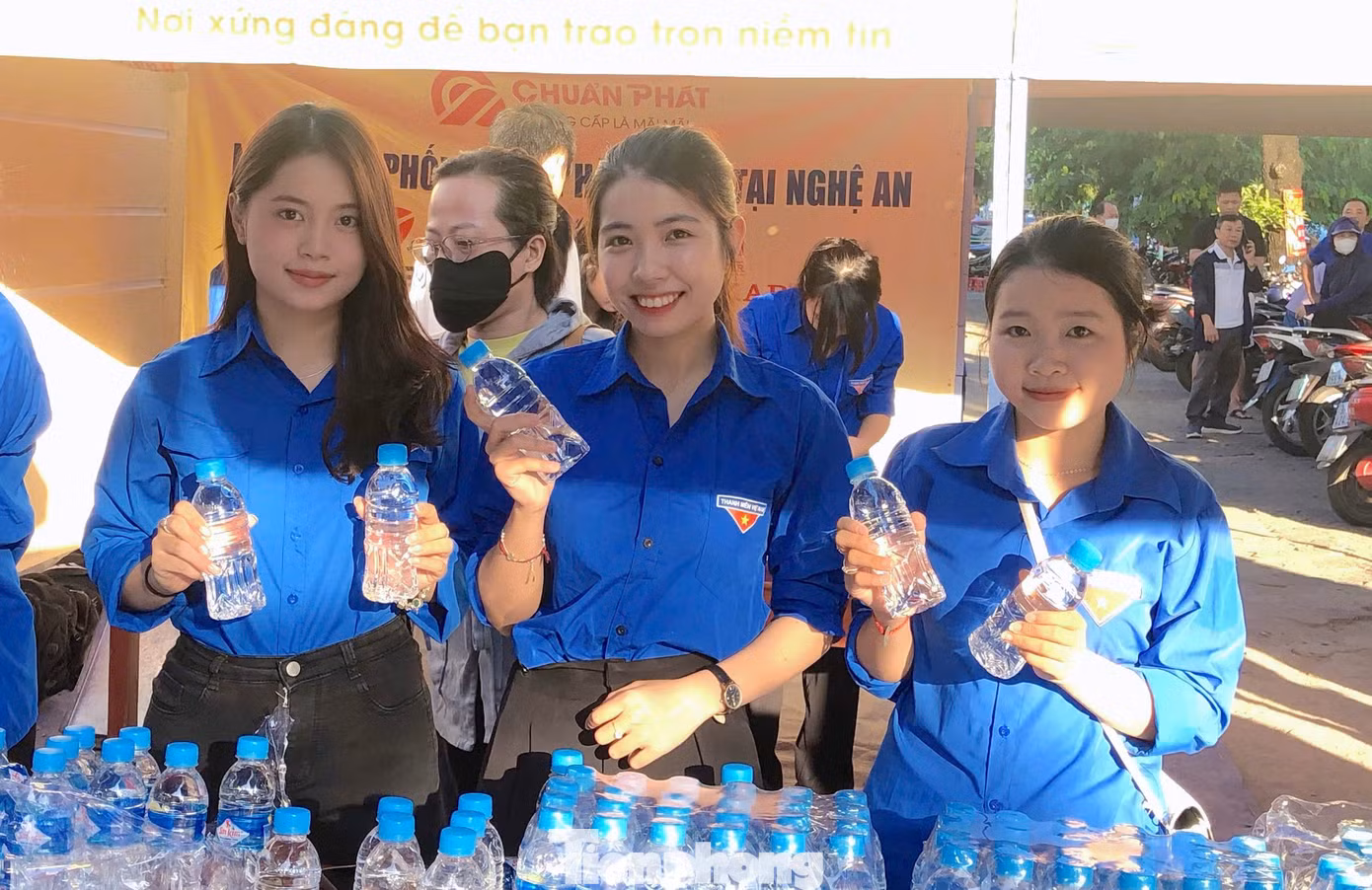 Để hỗ trợ thí sinh kỳ thi tốt nghiệp THPT 2025, Đoàn trường Đại học Nghệ An đã huy động 90 đoàn viên thanh niên thành lập 9 đội hình có mặt tại 9 điểm thi trên địa bàn tỉnh. Tại các điểm thi, đội hình thanh niên tình nguyện của trường Đại học Nghệ An sẽ hướng dẫn thí sinh, phát nước, nhận gửi xe cho thí sinh và người nhà. Ngoài ra, các đoàn viên thanh niên sẽ tư vấn các ngành học của trường Đại học Nghệ An để các phụ huynh nắm bắt và có định hướng cho các em sau khi thi. Để hỗ trợ thí sinh kỳ thi tốt nghiệp THPT 2025, Đoàn trường Đại học Nghệ An đã huy động 90 đoàn viên thanh niên thành lập 9 đội hình có mặt tại 9 điểm thi trên địa bàn tỉnh. Tại các điểm thi, đội hình thanh niên tình nguyện của trường Đại học Nghệ An sẽ hướng dẫn thí sinh, phát nước, nhận gửi xe cho thí sinh và người nhà. Ngoài ra, các đoàn viên thanh niên sẽ tư vấn các ngành học của trường Đại học Nghệ An để các phụ huynh nắm bắt và có định hướng cho các em sau khi thi.