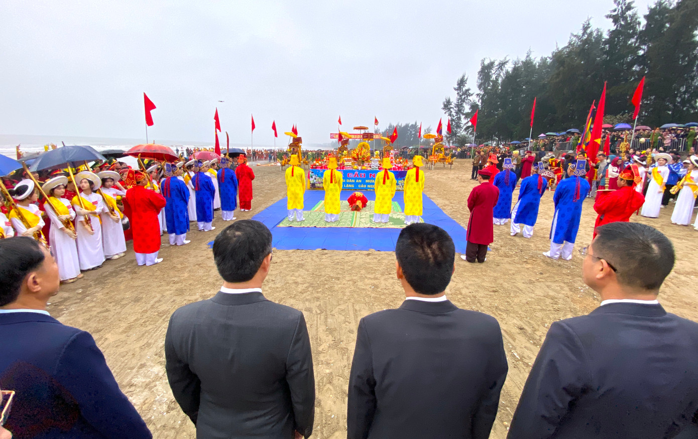 Lễ hội Đền Cờn diễn ra trong 3 ngày nhưng các nghi lễ chính diễn ra trong sáng 18/2 gồm: Lễ Động Ngự, Lễ phát tích (cầu ngư), lễ hợp tế, lễ yên vị và dâng hương. Trong đó, nghi lễ cầu ngư để cầu mong cho mưa thuận gió hòa, ngư trường đắc lợi, an toàn, may mắn cho các ngư dân được tổ chức tại bờ biển của phường Quỳnh Phương, giáp xã Quỳnh Liên (TX. Hoàng Mai). Lễ hội Đền Cờn diễn ra trong 3 ngày nhưng các nghi lễ chính diễn ra trong sáng 18/2 gồm: Lễ Động Ngự, Lễ phát tích (cầu ngư), lễ hợp tế, lễ yên vị và dâng hương. Trong đó, nghi lễ cầu ngư để cầu mong cho mưa thuận gió hòa, ngư trường đắc lợi, an toàn, may mắn cho các ngư dân được tổ chức tại bờ biển của phường Quỳnh Phương, giáp xã Quỳnh Liên (TX. Hoàng Mai).