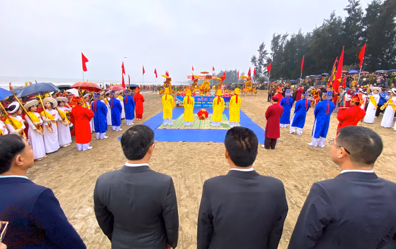 Lễ hội Đền Cờn diễn ra trong 3 ngày nhưng các nghi lễ chính diễn ra trong sáng 18/2 gồm: Lễ Động Ngự, Lễ phát tích (cầu ngư), lễ hợp tế, lễ yên vị và dâng hương. Trong đó, nghi lễ cầu ngư để cầu mong cho mưa thuận gió hòa, ngư trường đắc lợi, an toàn, may mắn cho các ngư dân được tổ chức tại bờ biển của phường Quỳnh Phương, giáp xã Quỳnh Liên (TX. Hoàng Mai).