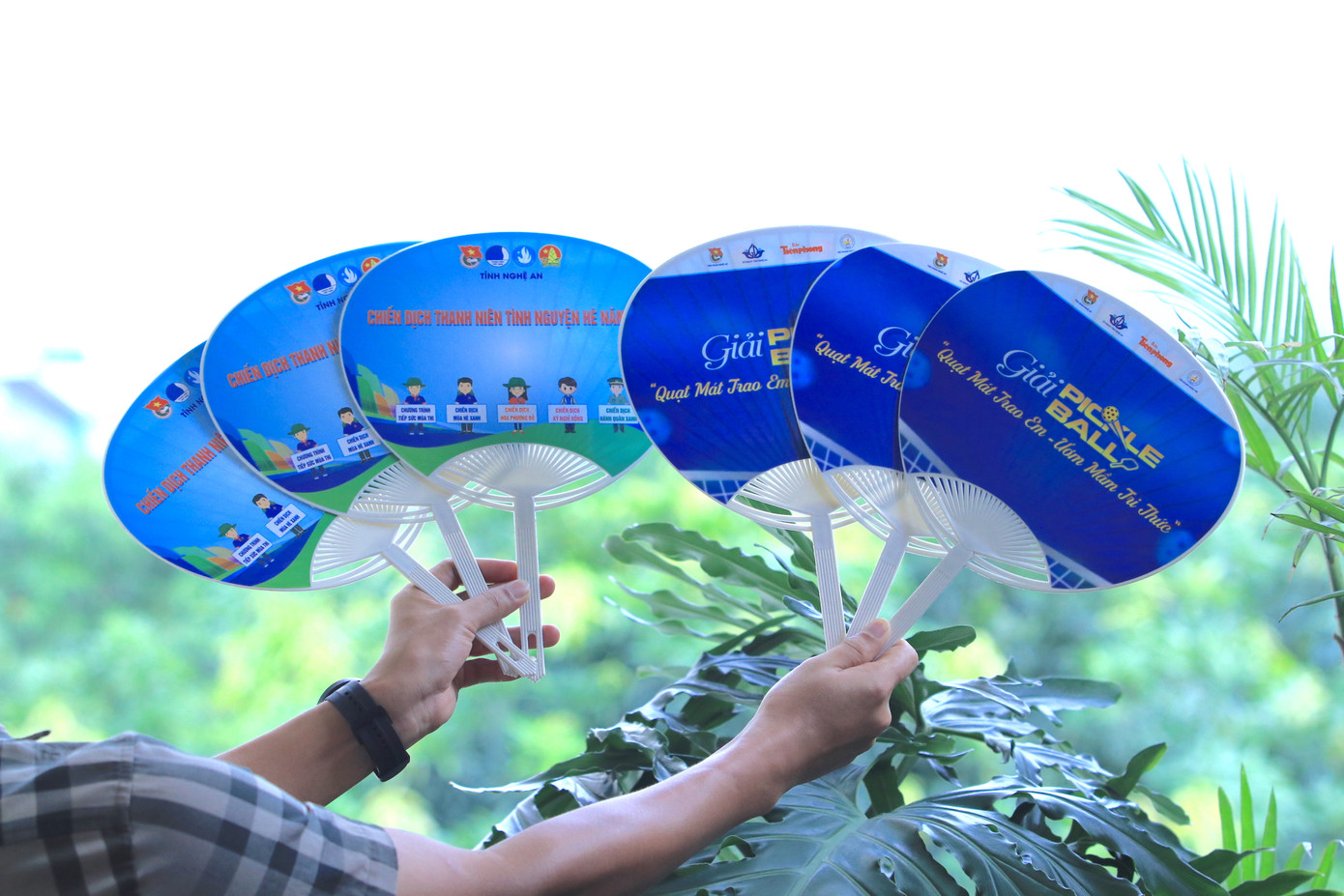 Những chiếc quạt cầm tay là món quà dành tặng cho các vận động viên tham gia thi đấu. Những chiếc quạt cầm tay là món quà dành tặng cho các vận động viên tham gia thi đấu.