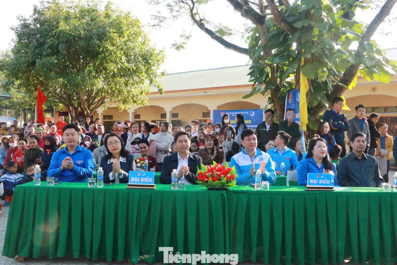 Chương trình có sự tham dự của anh Đỗ Tuấn Hanh - Phó Trưởng ban Thanh niên Công nhân và đô thị T.Ư Đoàn, đại diện Ban Dân vận Tỉnh ủy, Thường trực Tỉnh Đoàn, Hội Khuyến học tỉnh, lãnh đạo huyện Con Cuông và các đơn vị, nhà tài trợ.