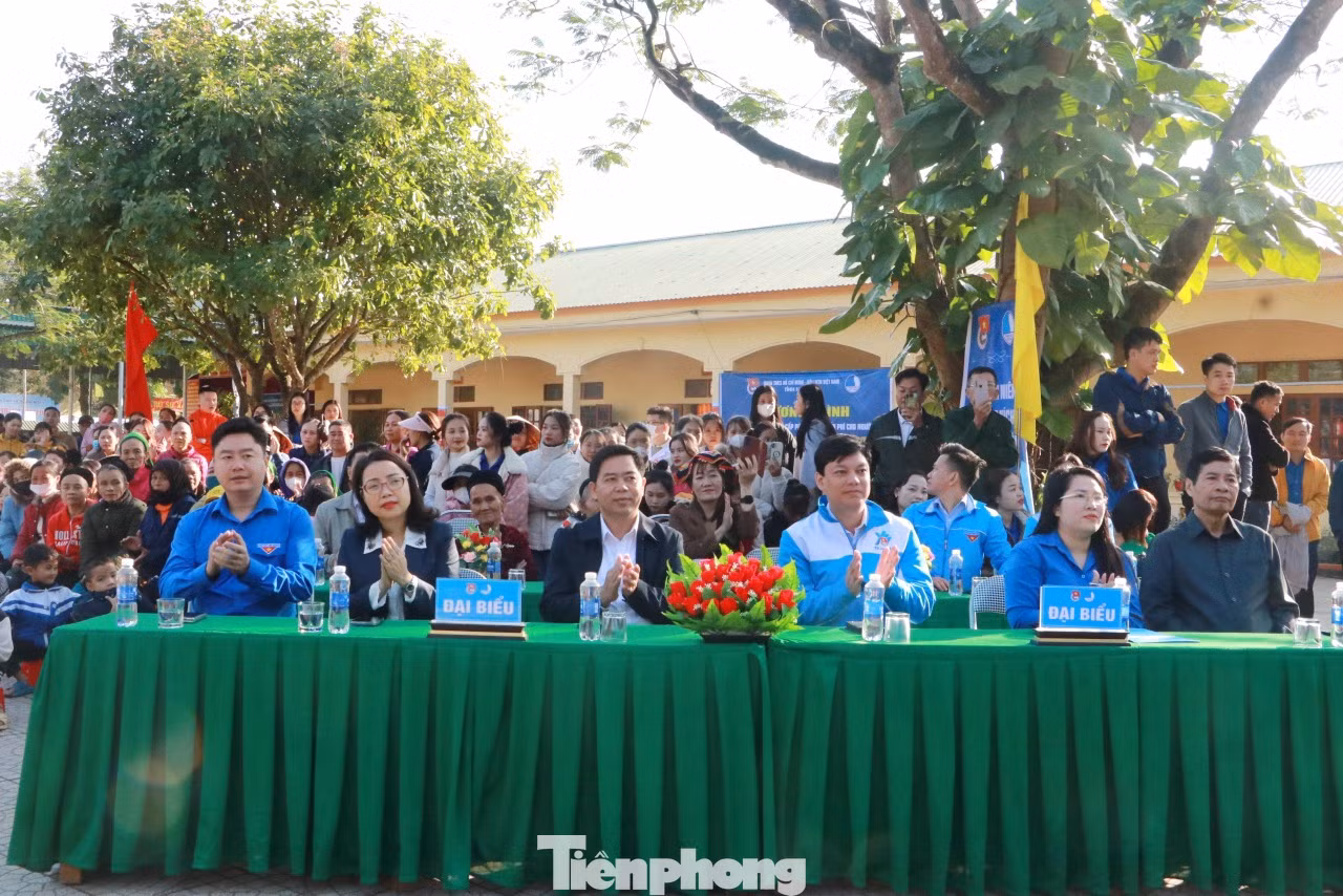 Chương trình có sự tham dự của anh Đỗ Tuấn Hanh - Phó Trưởng ban Thanh niên Công nhân và đô thị T.Ư Đoàn, đại diện Ban Dân vận Tỉnh ủy, Thường trực Tỉnh Đoàn, Hội Khuyến học tỉnh, lãnh đạo huyện Con Cuông và các đơn vị, nhà tài trợ.