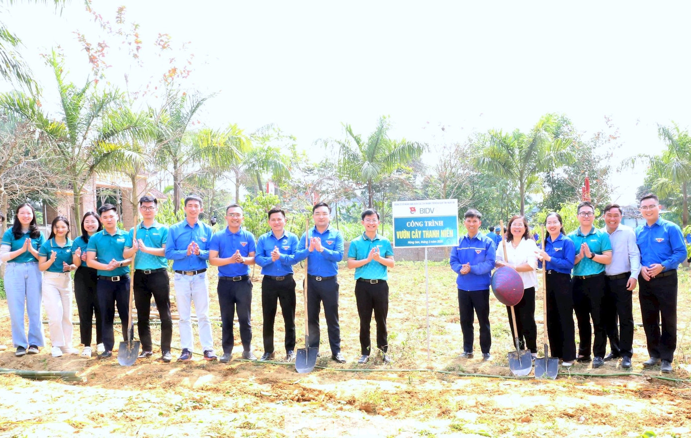 Đoàn cơ sở Ngân hàng BIDV các chi nhánh trên địa bàn tỉnh trao tặng 1 vườn cây thanh niên trị giá 20 triệu đồng cho người dân xã Hùng Sơn (huyện Anh Sơn). Đoàn cơ sở Ngân hàng BIDV các chi nhánh trên địa bàn tỉnh trao tặng 1 vườn cây thanh niên trị giá 20 triệu đồng cho người dân xã Hùng Sơn (huyện Anh Sơn).