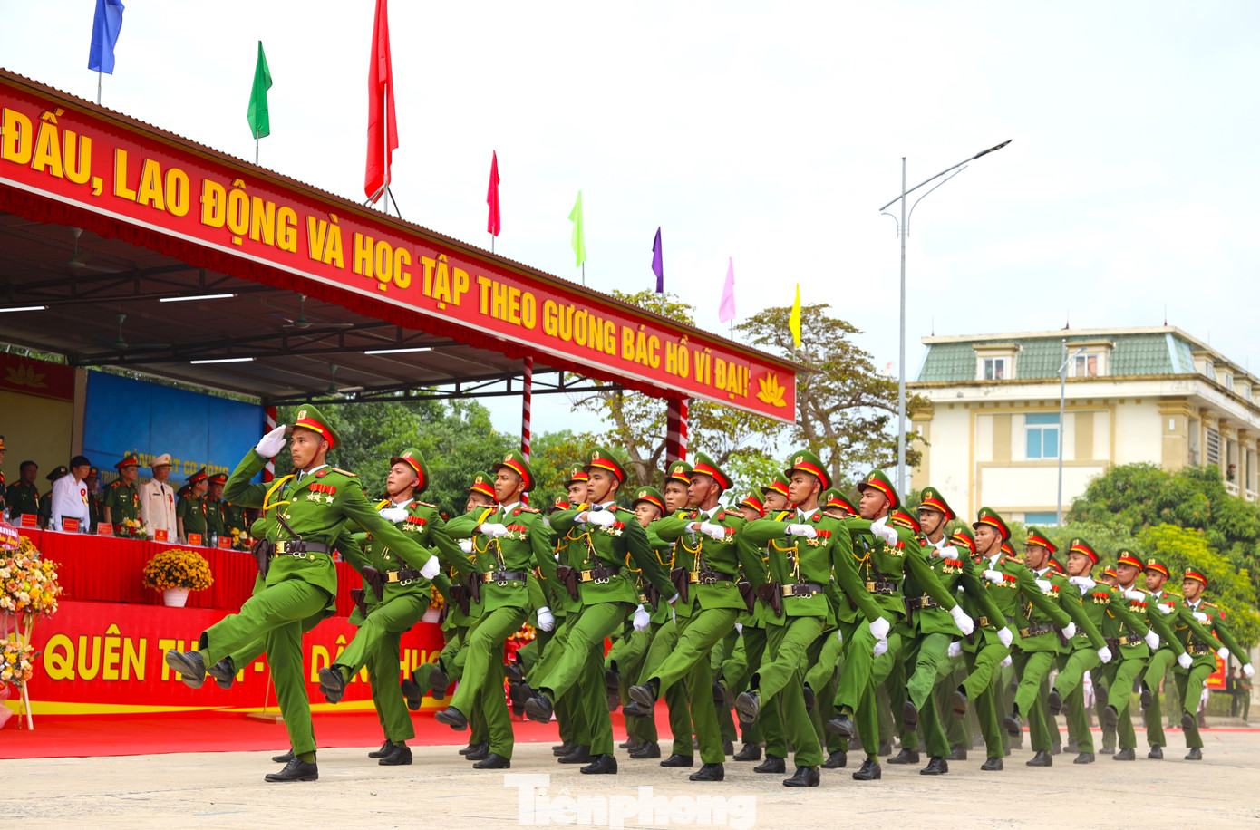 Thực hiện nghi thức duyệt binh lực lượng.