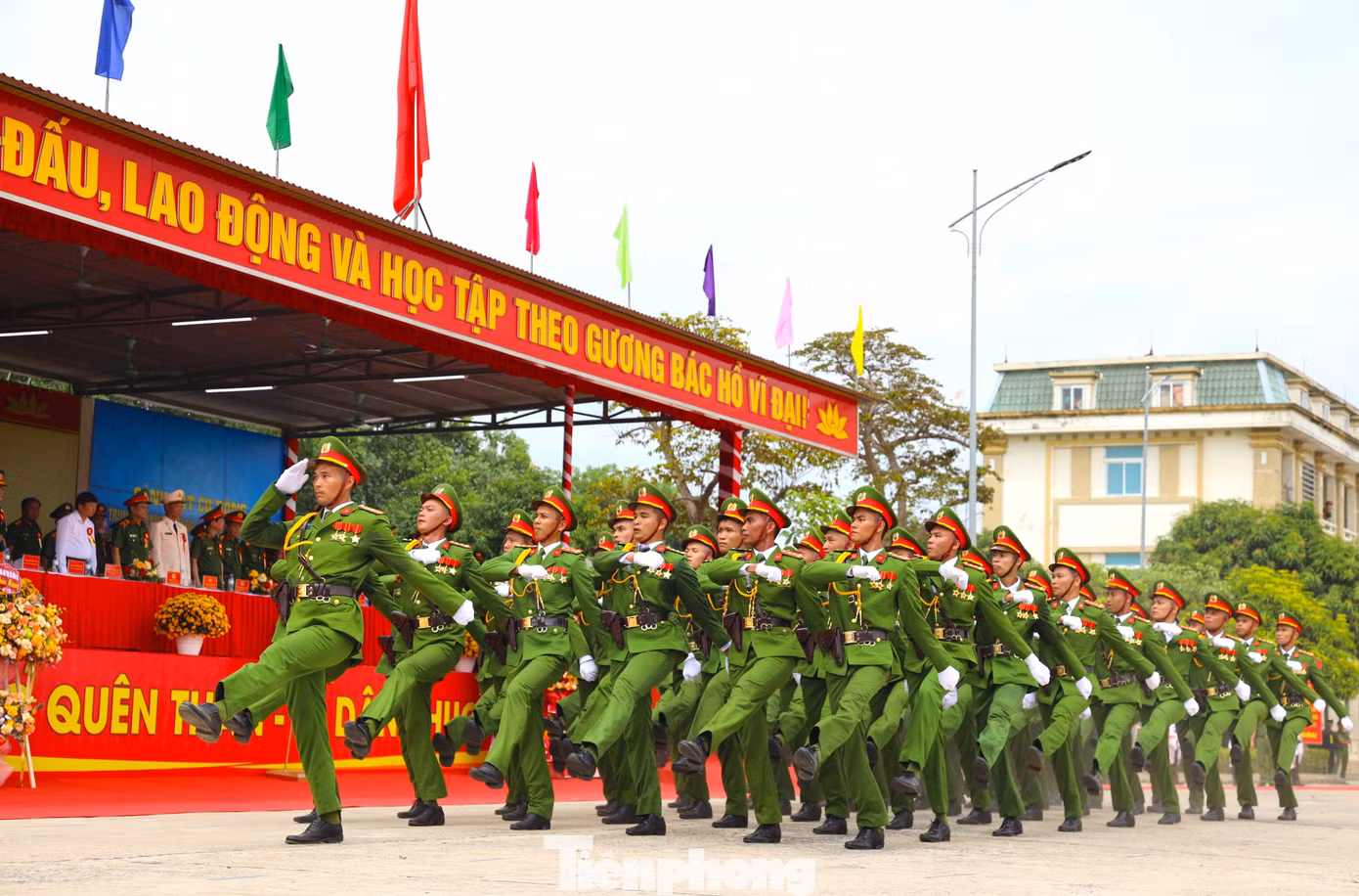 Thực hiện nghi thức duyệt binh lực lượng.