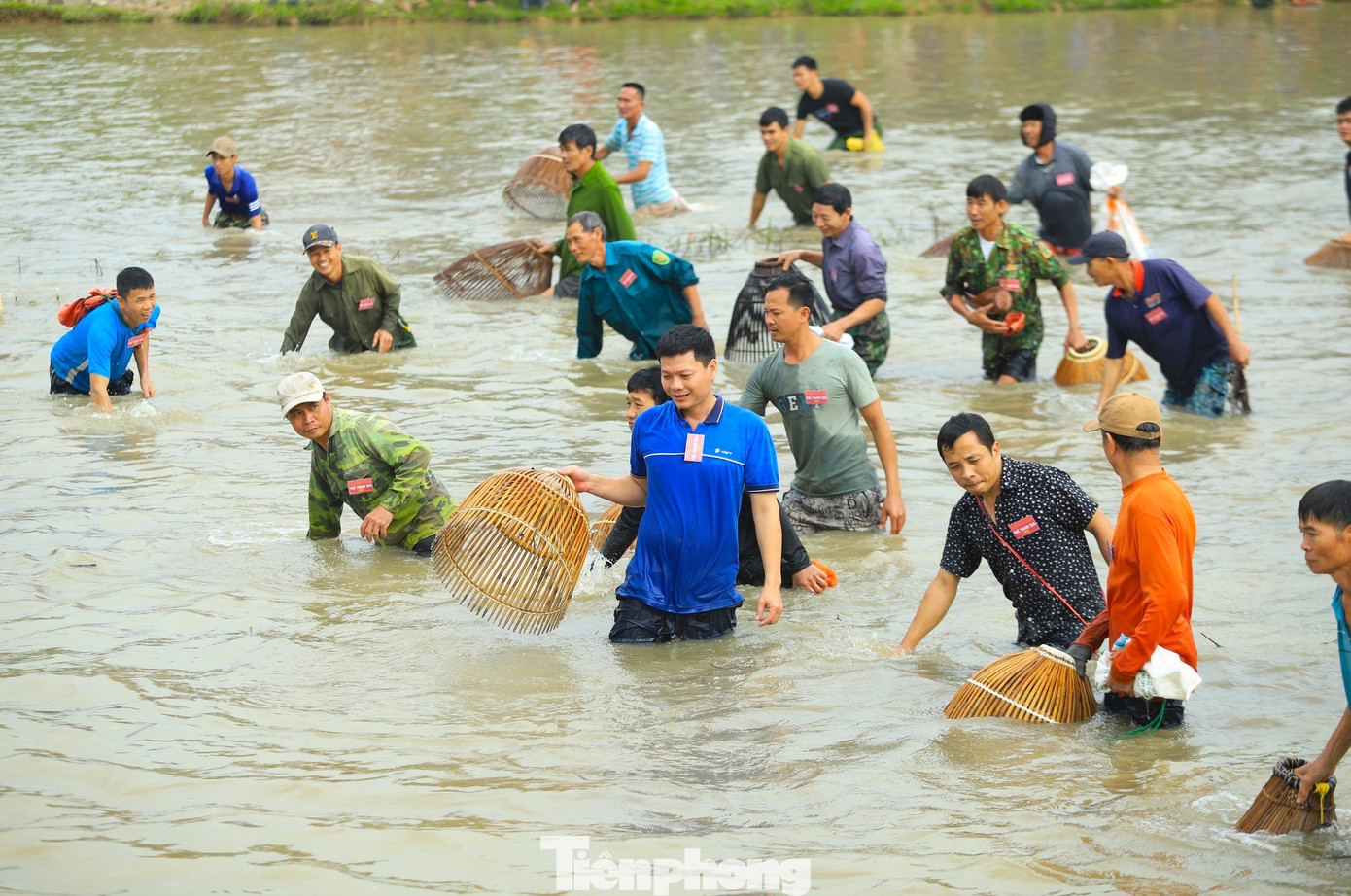 Trong sáng 1/1/2024, Ban tổ chức đã tiếp tục cho người dân xuống nơm cá để mọi người được trải nghiệm. "Hôm qua có người nơm được ít cá và để mọi người trải nghiệm nên hôm nay tiếp tục cho người dân xuống ao nơm cá để tạo không khí, lấy lộc ngày đầu năm mới", anh Thuyết chia sẻ và cho hay, sau khi tổng kết tiền mua vé, Ban tổ chức sẽ trích một phần tiền ủng hộ cho chương trình thiện nguyện "Nồi cháo tình thương" tại Trung tâm Y tế huyện Anh Sơn. Một phần tiền sẽ được trích để mua cá giống thả cho năm tới diễn ra lễ hội.
