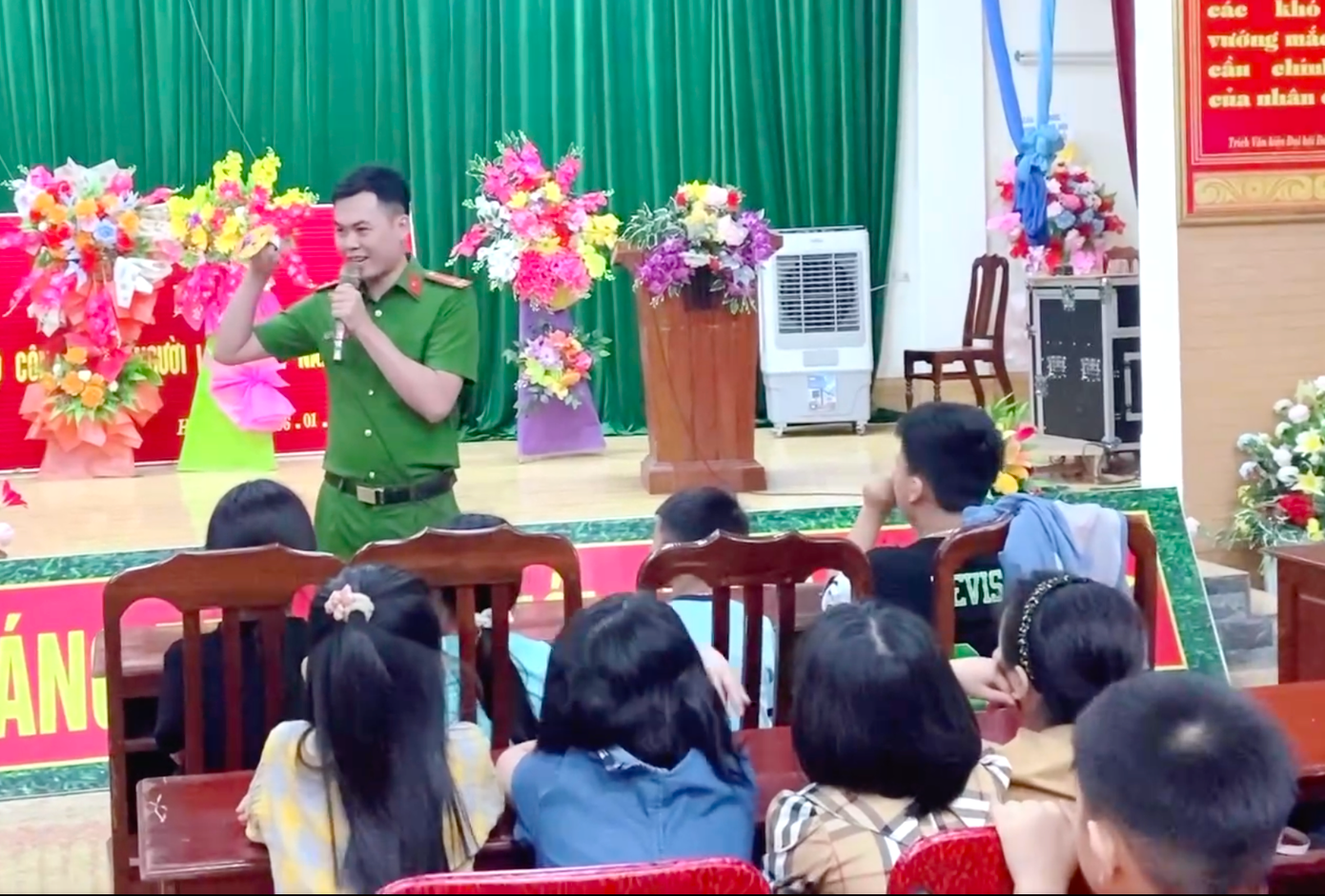 Mở đầu buổi học, Thượng úy Thông thường tổ chức giao lưu, hát những bài hát tiếng Anh để tạo tâm lý thoải mái cho các em học sinh.