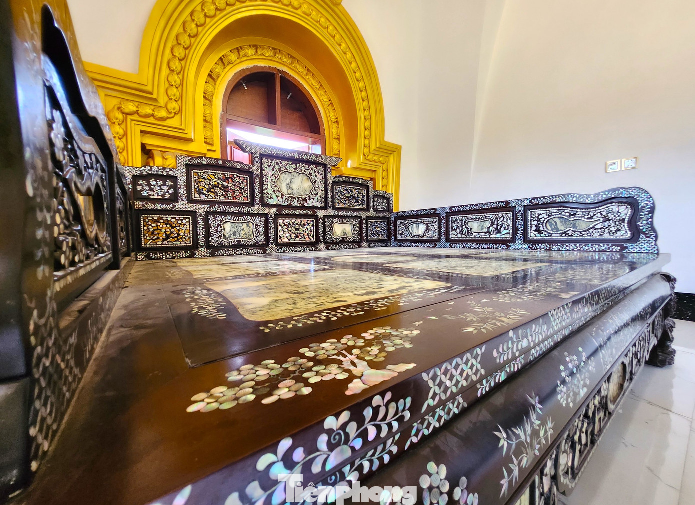 Trong các phòng ngủ được gia chủ đặt những bộ giường khảm trai sang trọng.