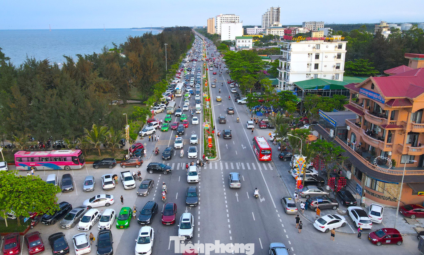 Chiều 1/5, các trục đường chính hướng về trung tâm bãi biển Cửa Lò đều chật kín người và các phương tiện. Chiều 1/5, các trục đường chính hướng về trung tâm bãi biển Cửa Lò đều chật kín người và các phương tiện.