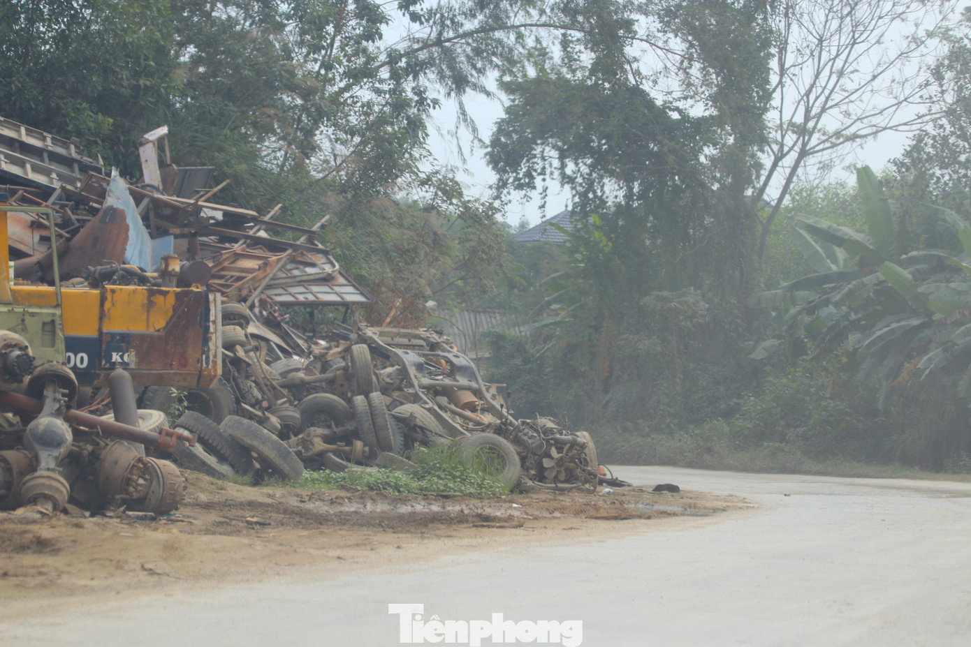"Toàn xã vẫn còn 28 hộ dân bị ảnh hưởng của dự án chưa chấp thuận phương án bồi thường, hỗ trợ để bàn giao mặt bằng cho đơn vị thi công. Các cơ quan chức năng và địa phương đang tích cực vận động để người dân hiểu và chấp thuận", lãnh đạo xã Mỹ Thành nói và cho biết, có một số cở sở mua bán phế liệu trên địa bàn xã chưa bàn giao mặt bằng còn có hành vi lấn chiếm hành lang an toàn giao thông quốc lộ 7. Phía xã đã nhiều lần kiểm tra, xử phạt. Tuy nhiên các cơ sở này vẫn tiếp tục vi phạm.