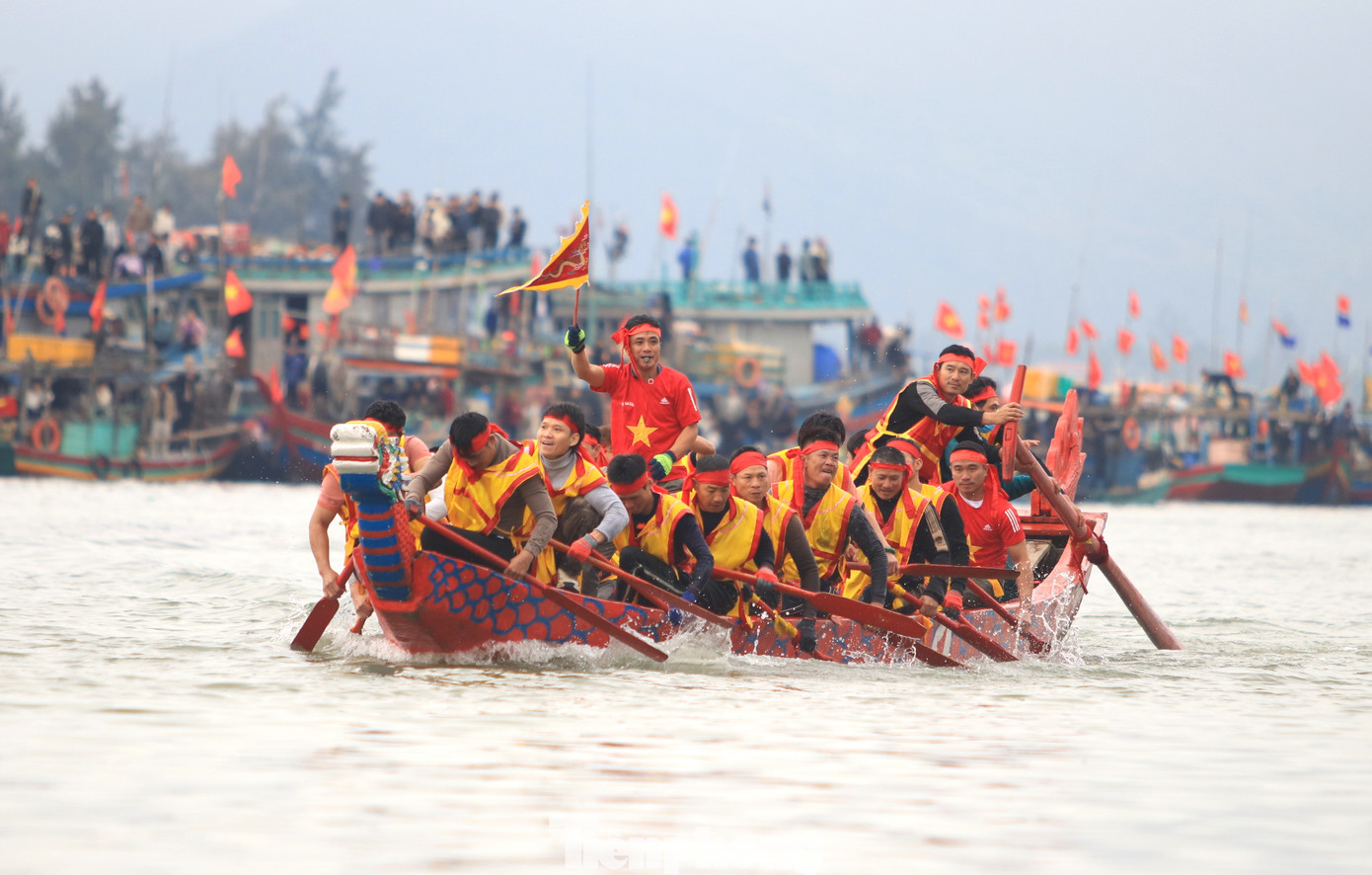 Thuyền dùng để đua là thuyền rồng lễ hội. Mỗi đội có 24 vận động viên được tuyển chọn từ những ngư dân có sức khỏe dẻo dai, dày dạn kinh nghiệm sông nước và đặc biệt là chèo thuyền giỏi. Ngoài các tay chèo thuyền đua thì người cầm cờ ra hiệu lệnh, hô hào cũng rất quan trọng đối với đội. Thuyền dùng để đua là thuyền rồng lễ hội. Mỗi đội có 24 vận động viên được tuyển chọn từ những ngư dân có sức khỏe dẻo dai, dày dạn kinh nghiệm sông nước và đặc biệt là chèo thuyền giỏi. Ngoài các tay chèo thuyền đua thì người cầm cờ ra hiệu lệnh, hô hào cũng rất quan trọng đối với đội.