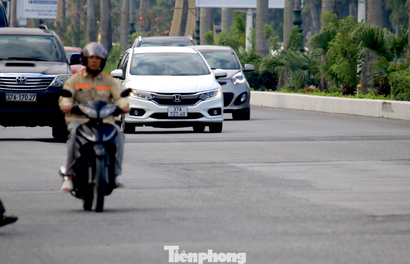 Dọc tuyến, mặt đường được thảm nhựa không đồng bộ tạo thành những điểm gờ nhấp nhô. Lý giải việc này, Ban QLDA đầu tư và xây dựng thành phố Vinh cho hay, đơn vị thi công chưa thảm hoàn thiện vì chờ để làm các cống ngang đường vừa mới được bổ sung vào dự án. Trong quá trình làm, đơn vị thi công đã tiến hành cào, bóc xử lý một số điểm nền cũ bị hư hỏng và thảm tạm lớp mặt dẫn đến việc xuất hiện một số thông tin phản ánh mặt đường vừa thảm đã phải cào bóc làm lại.