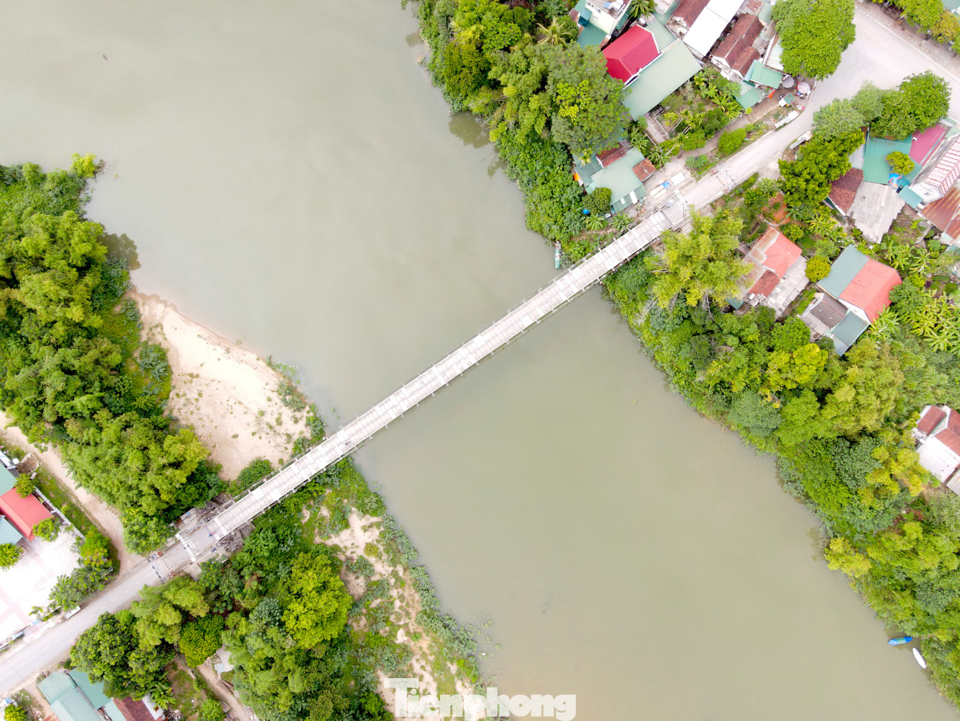 Trước tình trạng cầu treo Sông Giăng xuống cấp không đảm bảo cho người dân và các phương tiện qua lại cầu, nhiều năm qua huyện Thanh Chương và người dân trên địa bàn đã có nhiều kiến nghị lên cơ quan chức năng sớm đầu tư xây dựng cây cầu kiên cố thay thế cầu treo cũ.