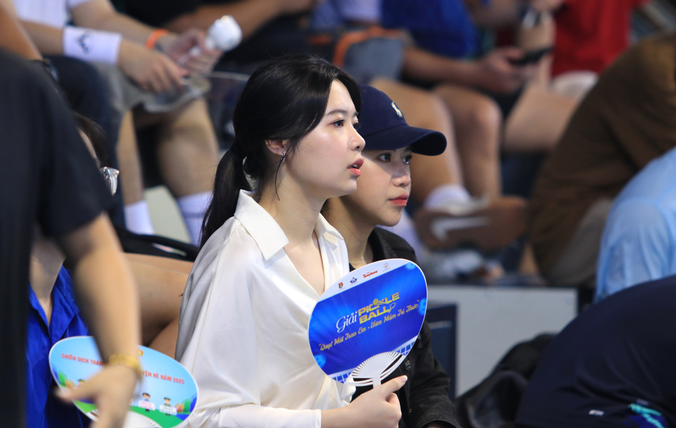 Các nữ cổ động viên, đoàn viên thanh niên chăm chú theo dõi từng pha bóng. Các nữ cổ động viên, đoàn viên thanh niên chăm chú theo dõi từng pha bóng.