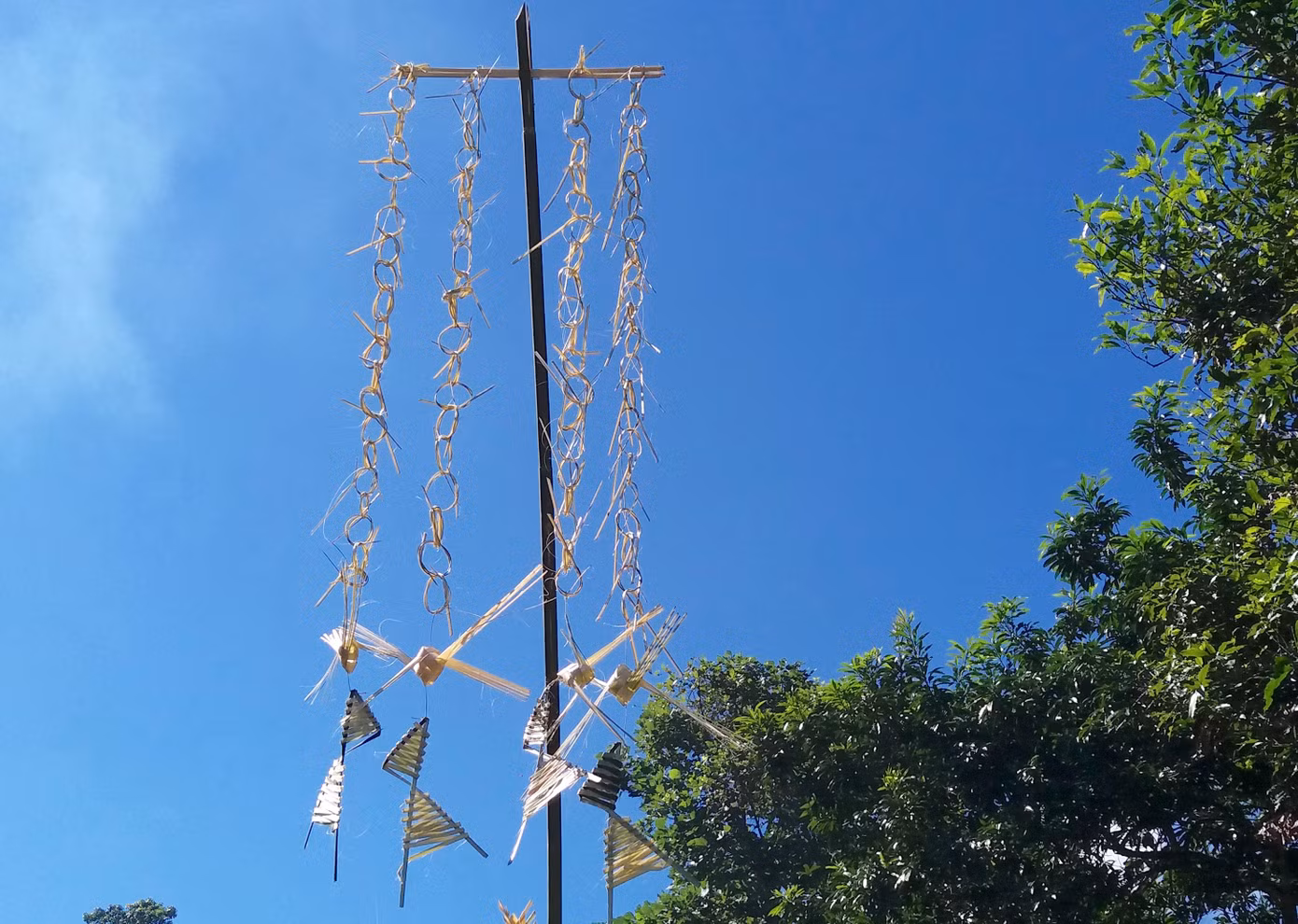 Trên giàn cúng được trang trí nhiều vòng tròn và hình nộm ve sầu được đan từ tre nứa. Ảnh: Lữ Phú. Trên giàn cúng được trang trí nhiều vòng tròn và hình nộm ve sầu được đan từ tre nứa. Ảnh: Lữ Phú.