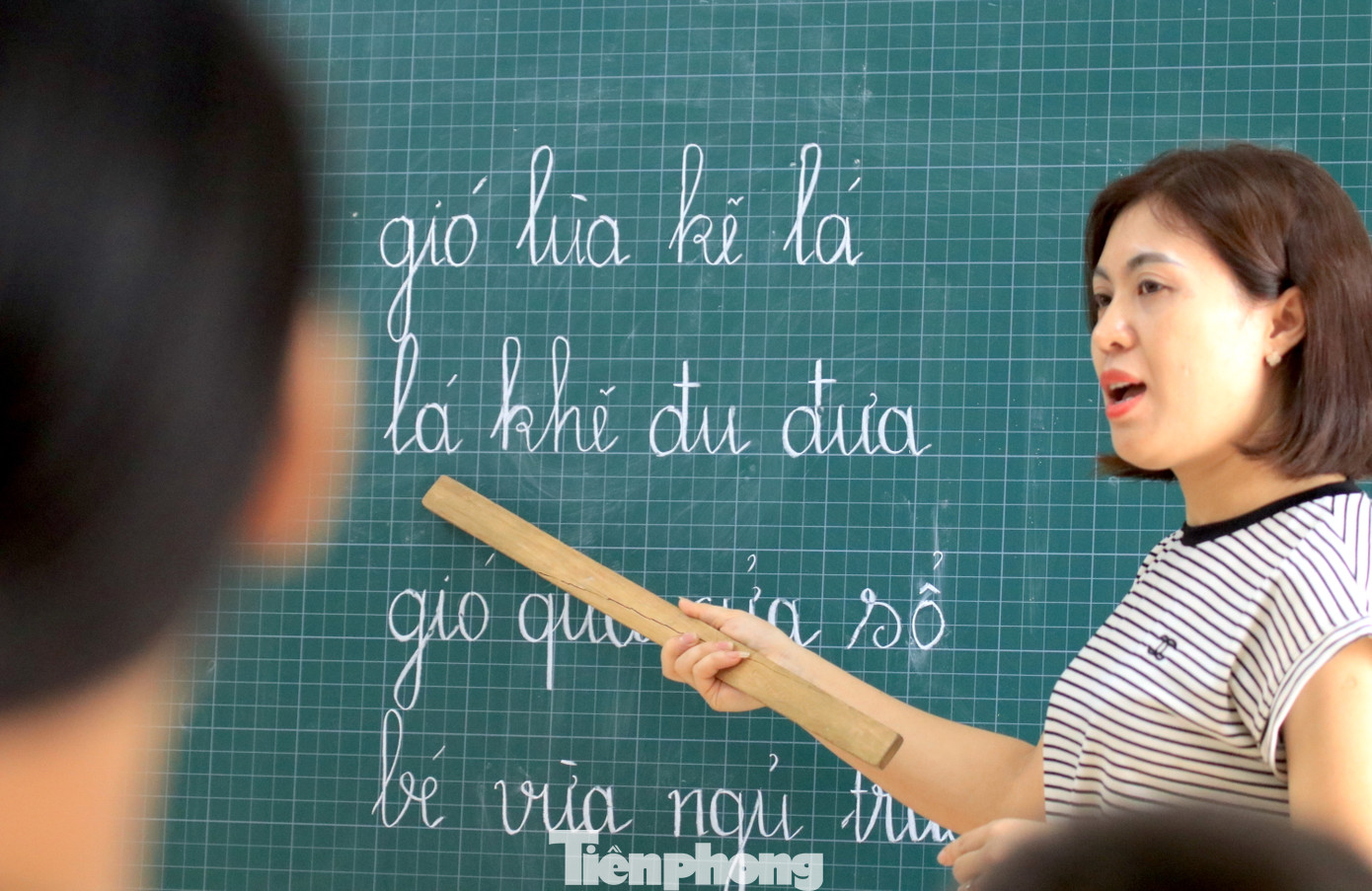 Thời gian đầu giảng dạy ở trung tâm, cô Sa cảm thấy rất áp lực và lo lắng. Tuy nhiên với sự nhiệt huyết, lòng yêu thương trẻ, cô Sa cũng đã cố gắng và dần quen với công việc của mình. “Giờ đã quen với công việc, nhìn các em tiến bộ từng ngày tôi xem đó như một động lực để tiếp tục đến trường giảng dạy cho các em”, cô Sa tâm sự.