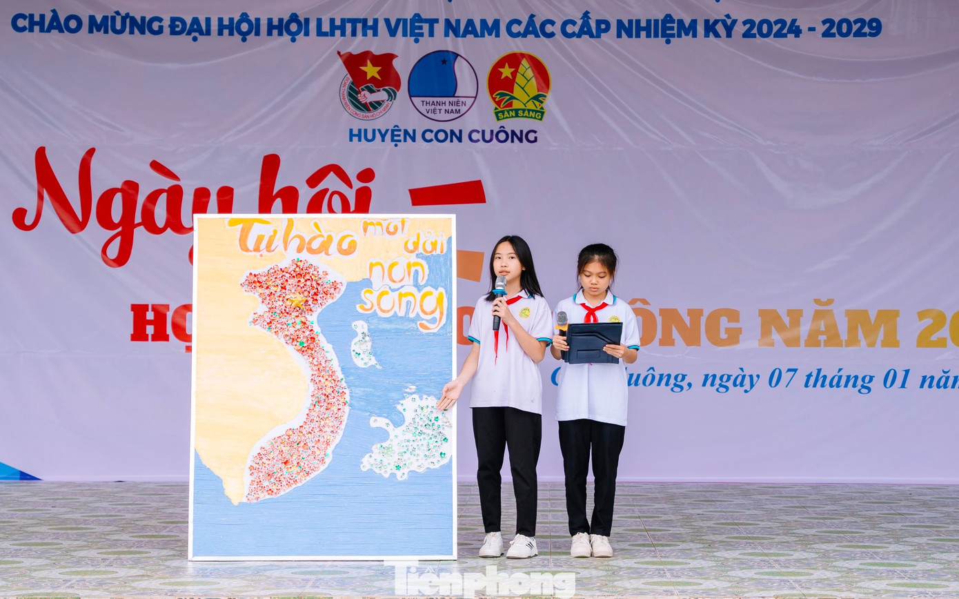 Sau khi trưng bày, lần lượt các em học sinh lên thuyết trình giới thiệu sản phẩm, mô hình bản đồ Việt Nam do chính mình thiết kế từ các vật liệu tái chế, thân thiện với môi trường.