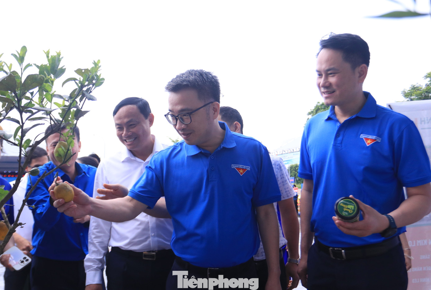 Các đại biểu tham quan gian hàng tại ngày hội. Các đại biểu tham quan gian hàng tại ngày hội.