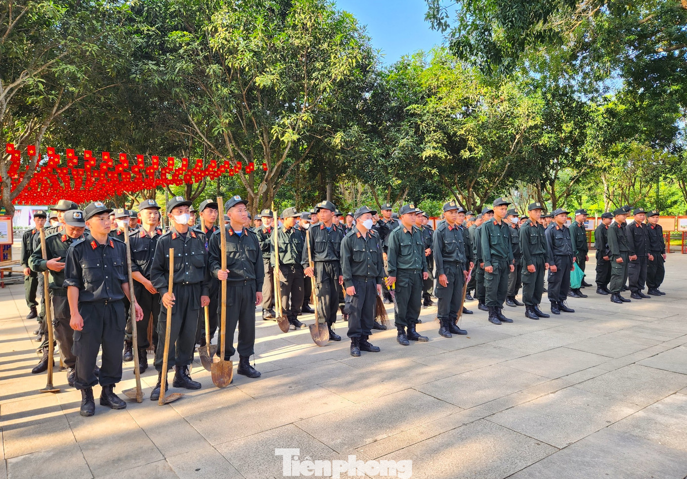 Từ sáng sớm, 126 cán bộ, chiến sỹ, đoàn viên thanh niên của Trung đoàn Cảnh sát Cơ động Bắc Trung Bộ đã có mặt và chuẩn bị sẵn sàng các dụng cụ lao động, vệ sinh để cùng các cán bộ nhân viên Khu Di tích Kim Liên dọn dẹp vệ sinh môi trường.