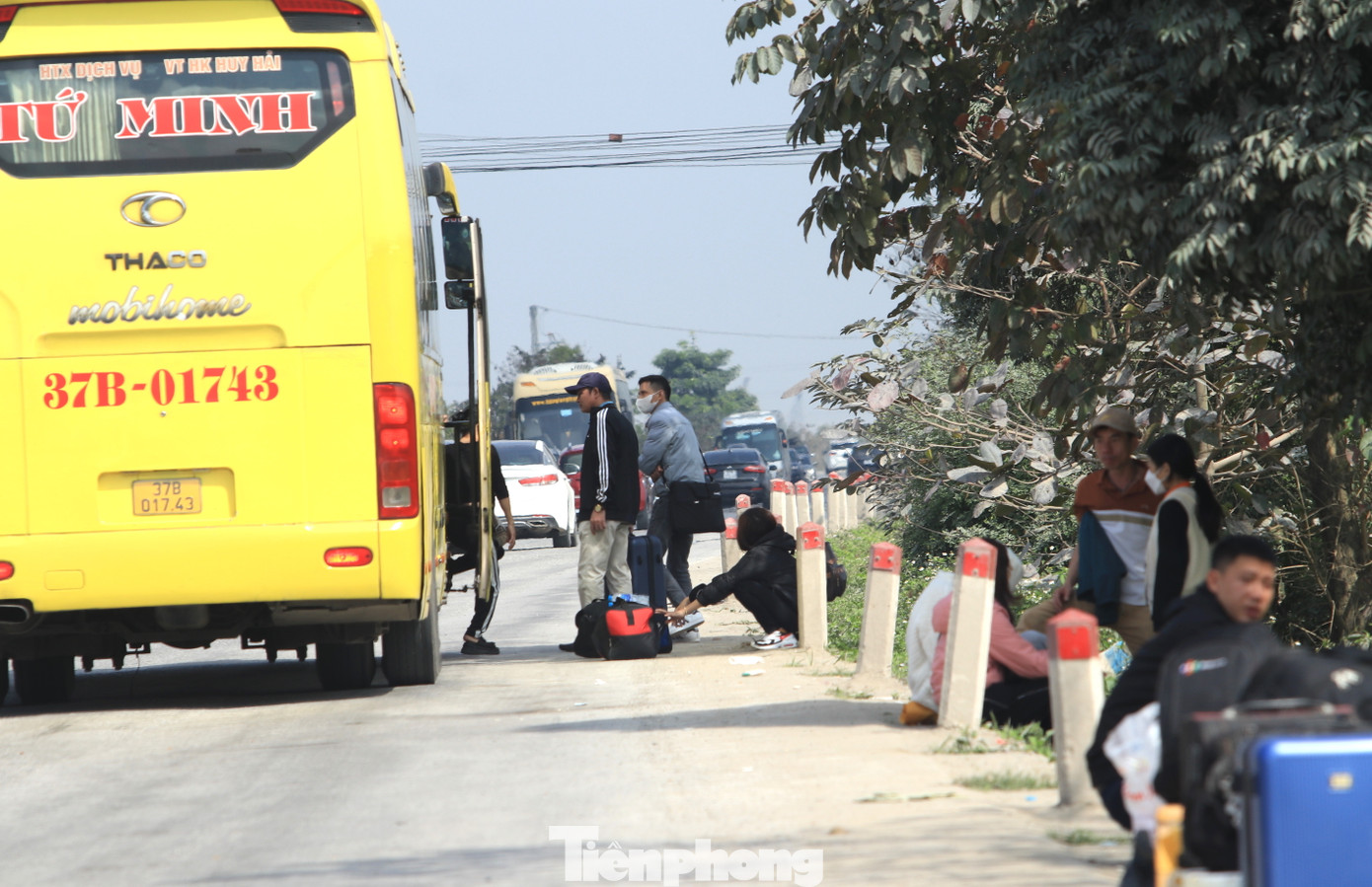 Nhu cầu đi lại của người dân lớn đồng nghĩa với việc các phương tiện xe khách đi lại nhiều nên lực lượng chức năng tỉnh Nghệ An cũng tăng cường công tác kiểm tra, kiểm soát để đảm bảo xe chạy đúng lịch trình, không chèn ép khách và "chặt chém" giá xe để người dân thuận tiện đón xe trở lại nơi làm việc sau tết. "Chúng tôi yêu cầu các tổ công tác tăng cường tuần tra kiểm soát, xử lý đối với các hoạt động vận tải khách như chạy không đúng hành trình lịch trình nhằm đảm bảo giao thông thông suốt cho bà con đi lại trước, trong và sau Tết Nguyên đán", ông Nguyễn Công Thành - Phó Chánh Thanh tra Sở Giao thông vận tải Nghệ An chia sẻ.