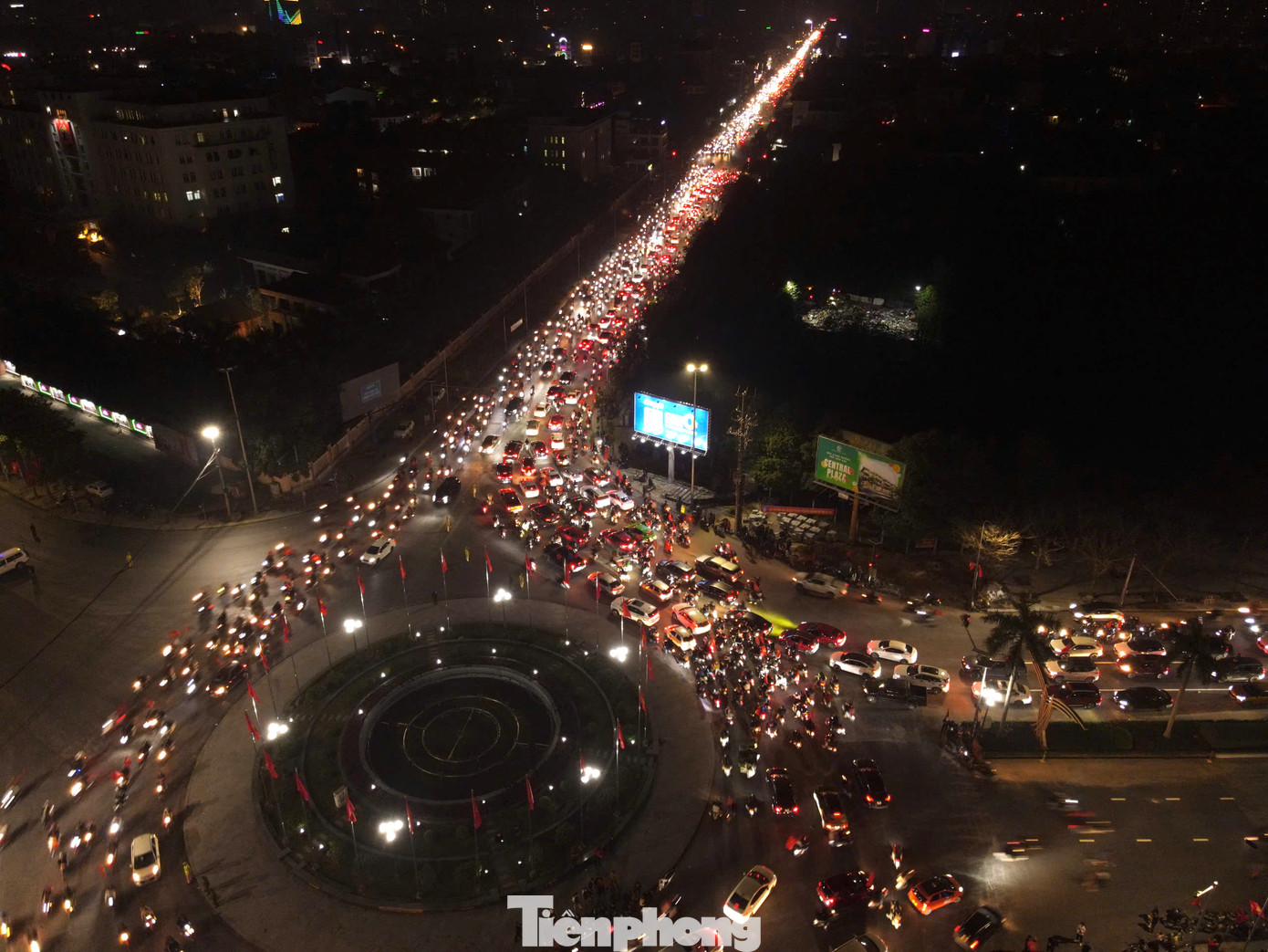 Những con đường lớn ở thành phố Vinh (Nghệ An) đều chật kín các phương tiện ô tô, xe máy của người dân ra đường ăn mừng chiến thắng của đội tuyển Việt Nam.