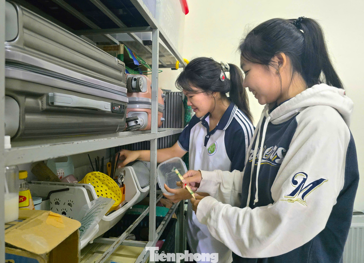 Ngoài học kiến thức, lưu học sinh Lào còn được dạy các kỹ năng sống, học các môn thể thao…để dần thích nghi với cuộc sống tự lập. Ngoài học kiến thức, lưu học sinh Lào còn được dạy các kỹ năng sống, học các môn thể thao…để dần thích nghi với cuộc sống tự lập.