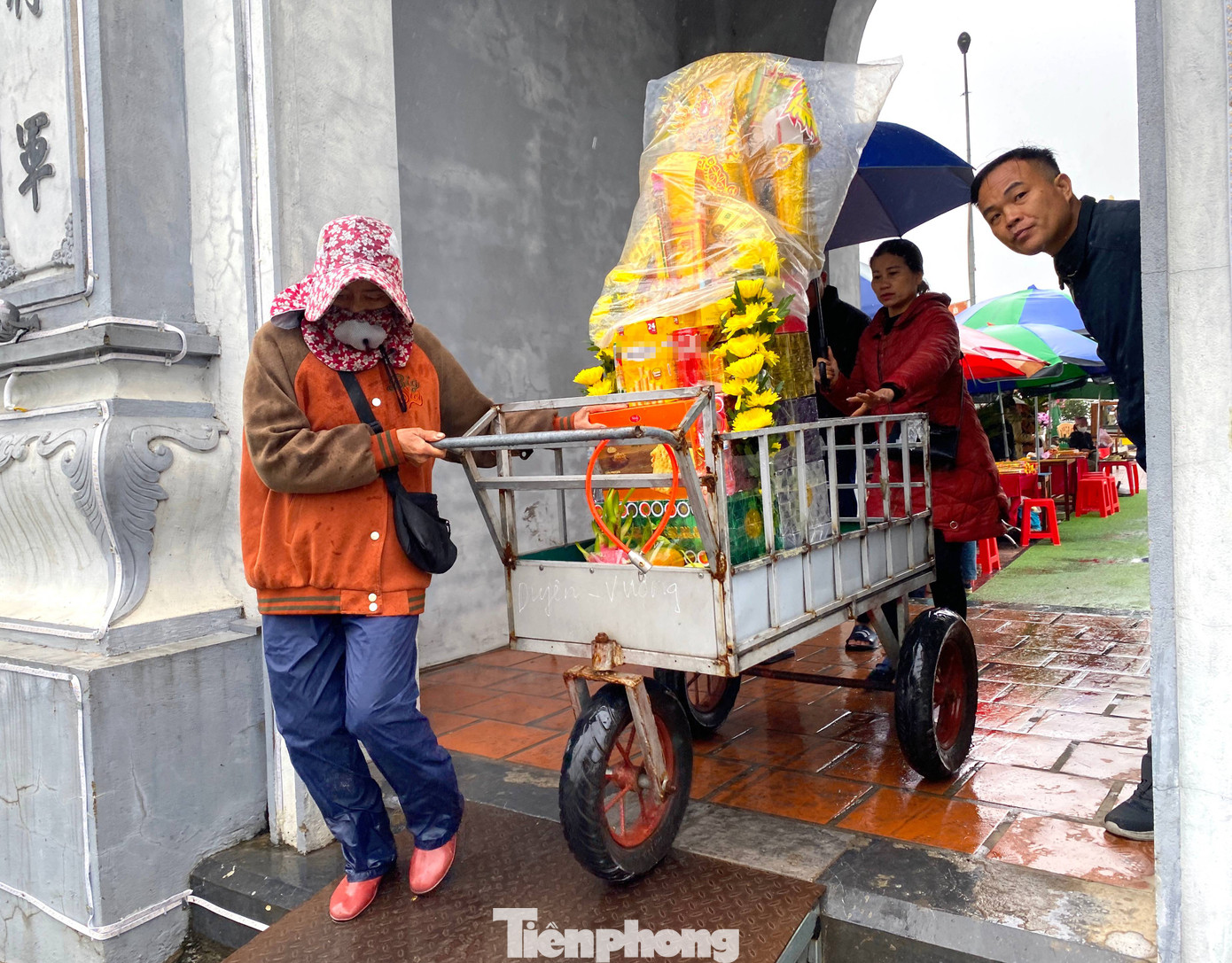 Những mâm lễ cúng thường có giá từ 300.000-500.000 đồng. Có những mâm lễ lớn được sắp đầy thỏi vàng có giá cả triệu đồng nhưng vẫn hút du khách mua để đưa vào đền dâng lễ cúng. Sau khi mua, các cửa hàng sẽ hỗ trợ đưa mâm lễ vào tận đền để du khách thực hiện các nghi thức cúng. Những mâm lễ cúng thường có giá từ 300.000-500.000 đồng. Có những mâm lễ lớn được sắp đầy thỏi vàng có giá cả triệu đồng nhưng vẫn hút du khách mua để đưa vào đền dâng lễ cúng. Sau khi mua, các cửa hàng sẽ hỗ trợ đưa mâm lễ vào tận đền để du khách thực hiện các nghi thức cúng.