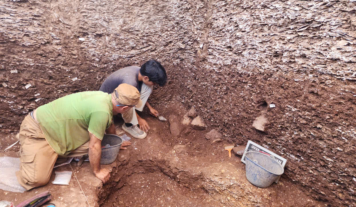 Cơ quan chức năng đang tiếp tục khai quật tại di chỉ khảo cổ học. Cơ quan chức năng đang tiếp tục khai quật tại di chỉ khảo cổ học.