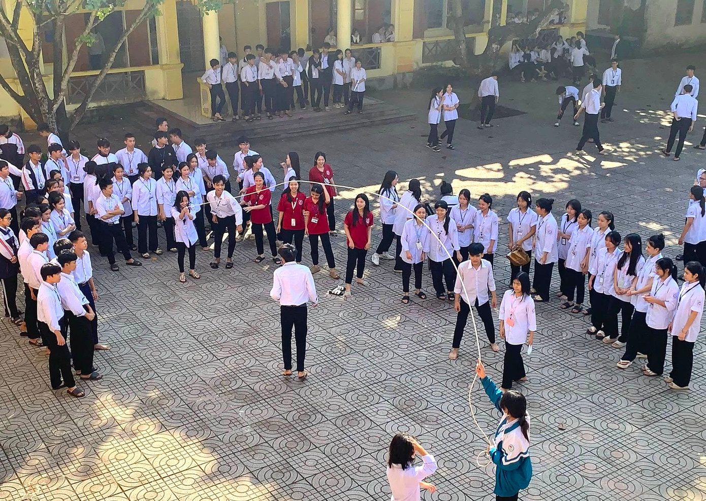 Trước đó vào ngày 19/10, Sở GD&amp;ĐT Nghệ An cùng với Công đoàn ngành Giáo dục tỉnh đã tổ chức Lễ phát động Cuộc vận động “Học sinh Nghệ An nói không với điện thoại trong buổi học”. Cuộc vận động nhằm xây dựng môi trường giáo dục phát triển, an toàn, lành mạnh, hạn chế mức thấp nhất những tác động tiêu cực của điện thoại di động đối với học sinh.