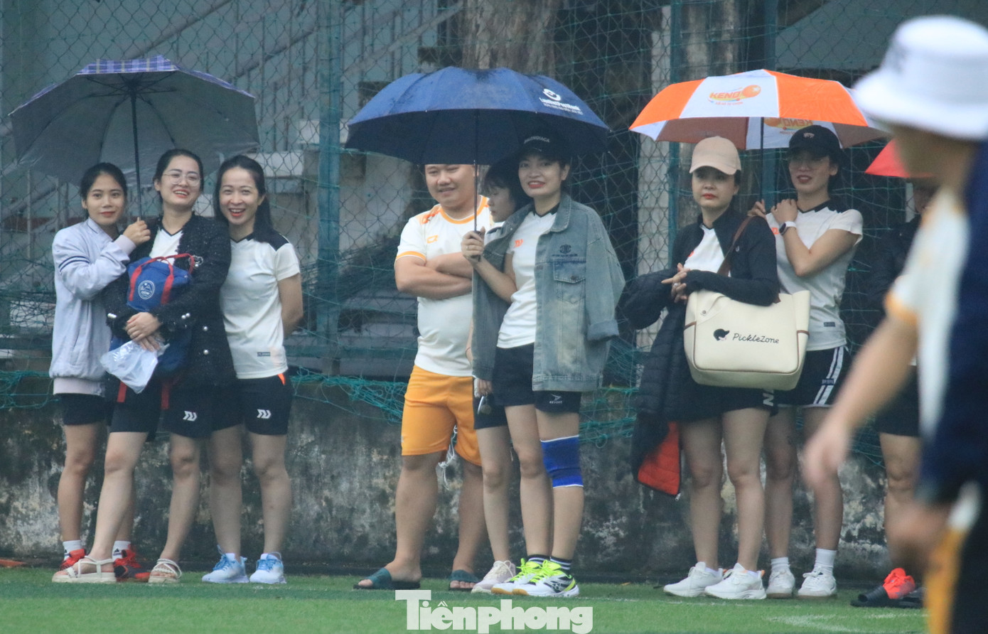 Trời mưa tầm tã nhưng các cổ động viên vẫn nhiệt tình cổ vũ các đội thi đấu. Trời mưa tầm tã nhưng các cổ động viên vẫn nhiệt tình cổ vũ các đội thi đấu.