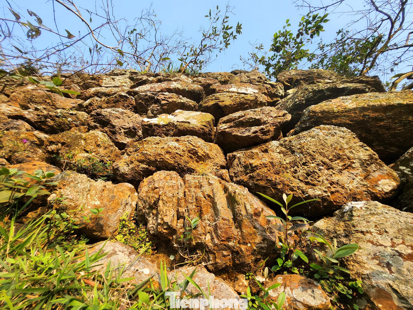 Trong suốt hơn 370 năm (1428-1801), Lam Thành được chọn làm lỵ sở, trung tâm hành chính của vùng thời xưa. Đến đầu thế kỷ 19, vua Gia Long lên ngôi đã chọn Yên Trường (nay là thành phố Vinh) làm trung tâm hành chính của tỉnh Nghệ An. Kể từ đó thành cổ trên núi cũng như lỵ sở quanh Lam Thành dần bị quên lãng.