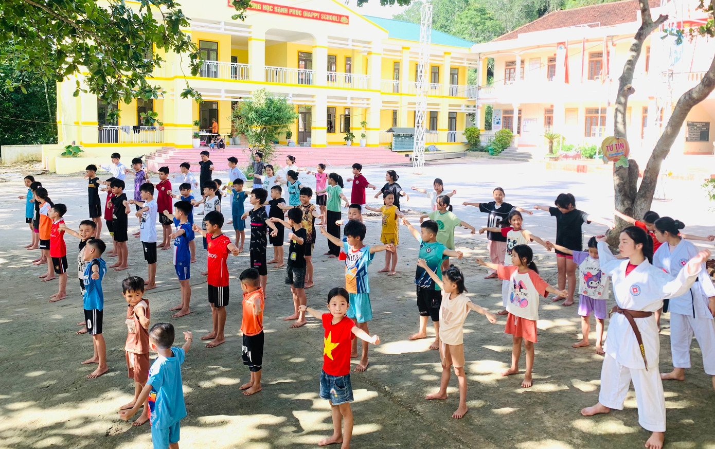 Lớp học đã thu hút hơn 50 em nhỏ trên địa bàn xã Châu Phong (Quỳ Châu, Nghệ An) tham gia học võ, giúp các em nhỏ rèn luyện sức khỏe và đẩy mạnh phong trào thể dục, thể thao trên địa bàn.