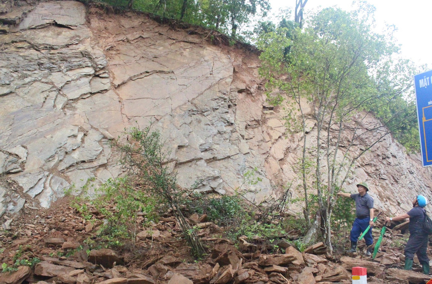 Núi đá sạt lở xuống đường khiến giao thông bị tắc nghẽn. Núi đá sạt lở xuống đường khiến giao thông bị tắc nghẽn.