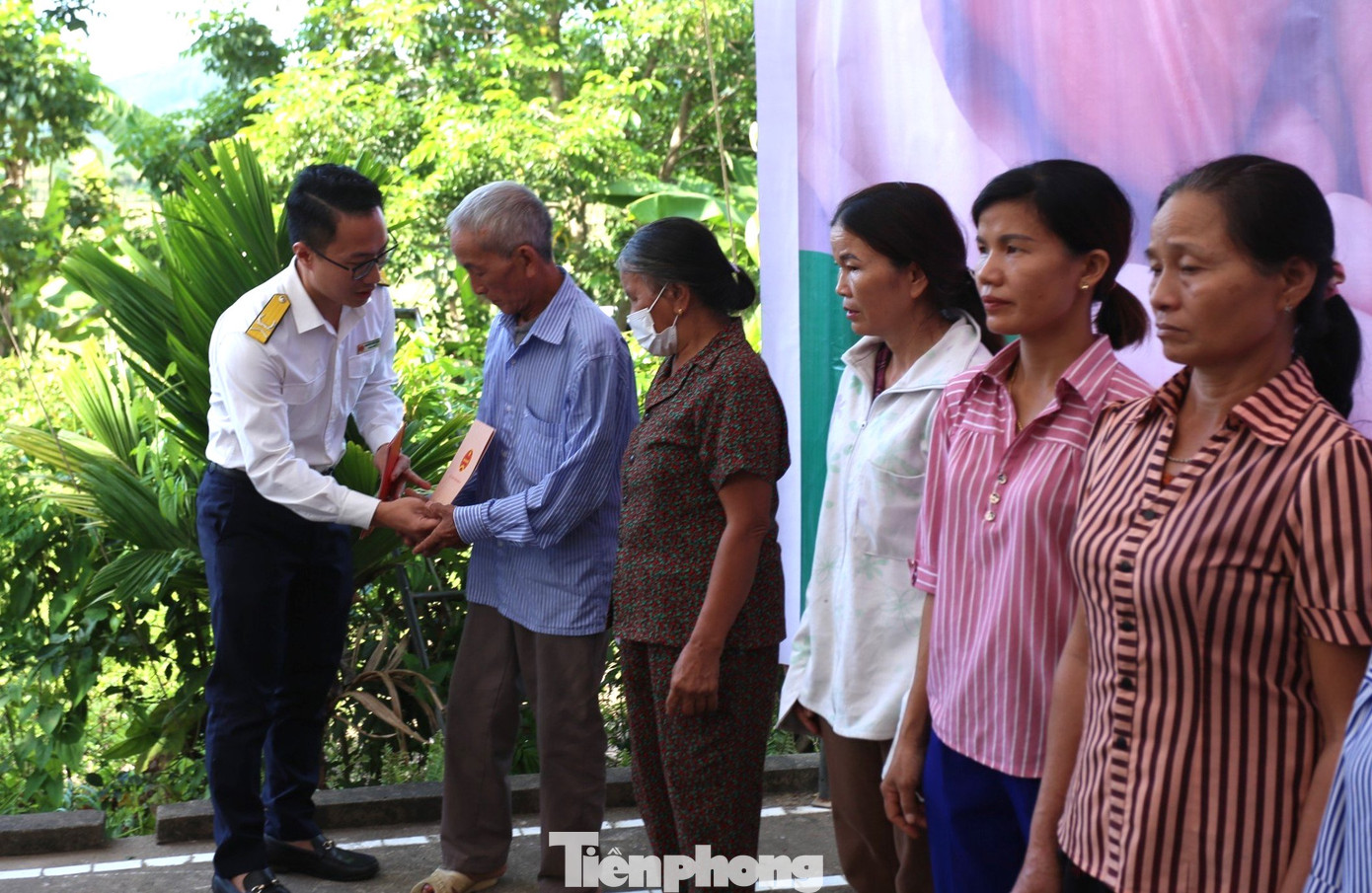 Tại chương trình, Ban tổ chức đã trao tặng 20 suất quà cho 20 hộ gia đình và các em học sinh thuộc diện khó khăn trên địa bàn xã Thanh Lâm.