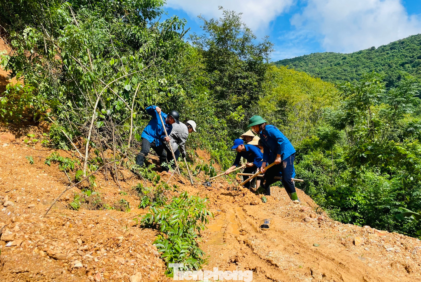 "Tuyến đường này dài 3km, các đoàn viên và mọi người phải lội bộ vào sửa đường. Dọc đường gặp điểm nào hư hỏng, các đoàn viên dừng lại sửa, đảm bảo xe có thể lưu thông qua. Có nhiều điểm đất đá sạt xuống vùi lấp cả một đoạn dài. Lượng đất đá sạt lở nhiều nên rất khó nhọc mới làm được", chị Lô Thị Lan - Bí thư Đoàn thị trấn Thạch Giám (huyện Tương Dương) nói.