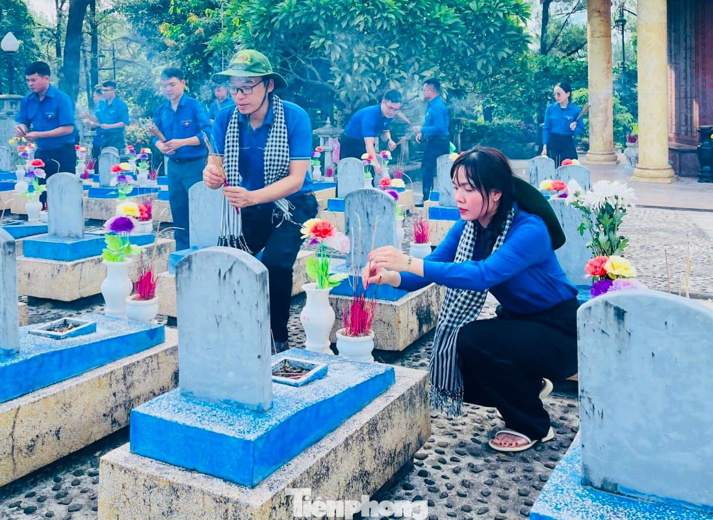 Ban Thường vụ Huyện Đoàn Đô Lương tổ chức dâng hương, dâng hoa tri ân các anh hùng liệt sĩ tại nghĩa trang liệt sĩ Quốc gia Trường Sơn, nghĩa trang liệt sĩ Quốc gia Đường 9 tại tỉnh Quảng Trị.